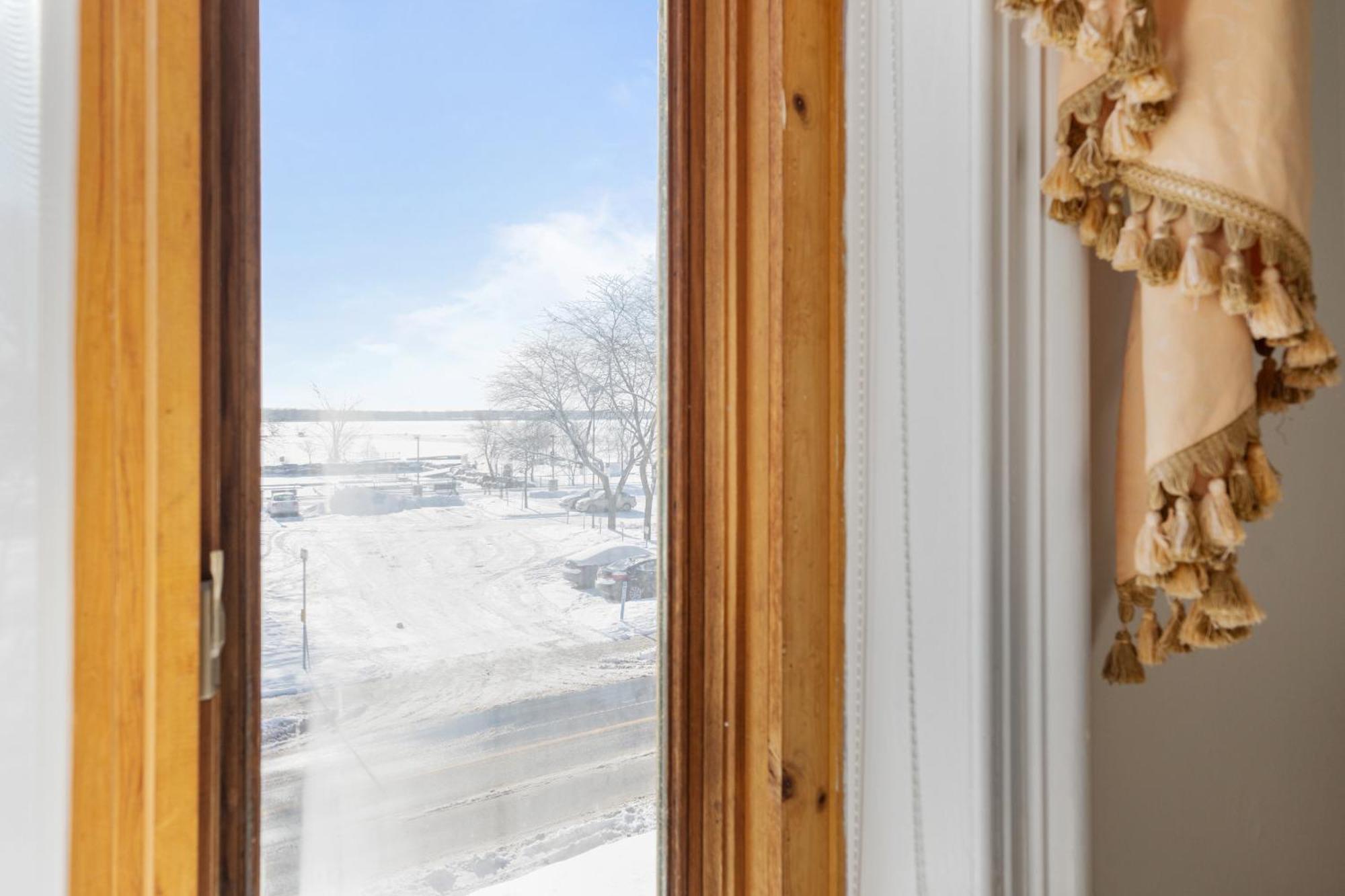 Centennial 6-bedroom Waterfront Palace Sleeps 14 Montreal