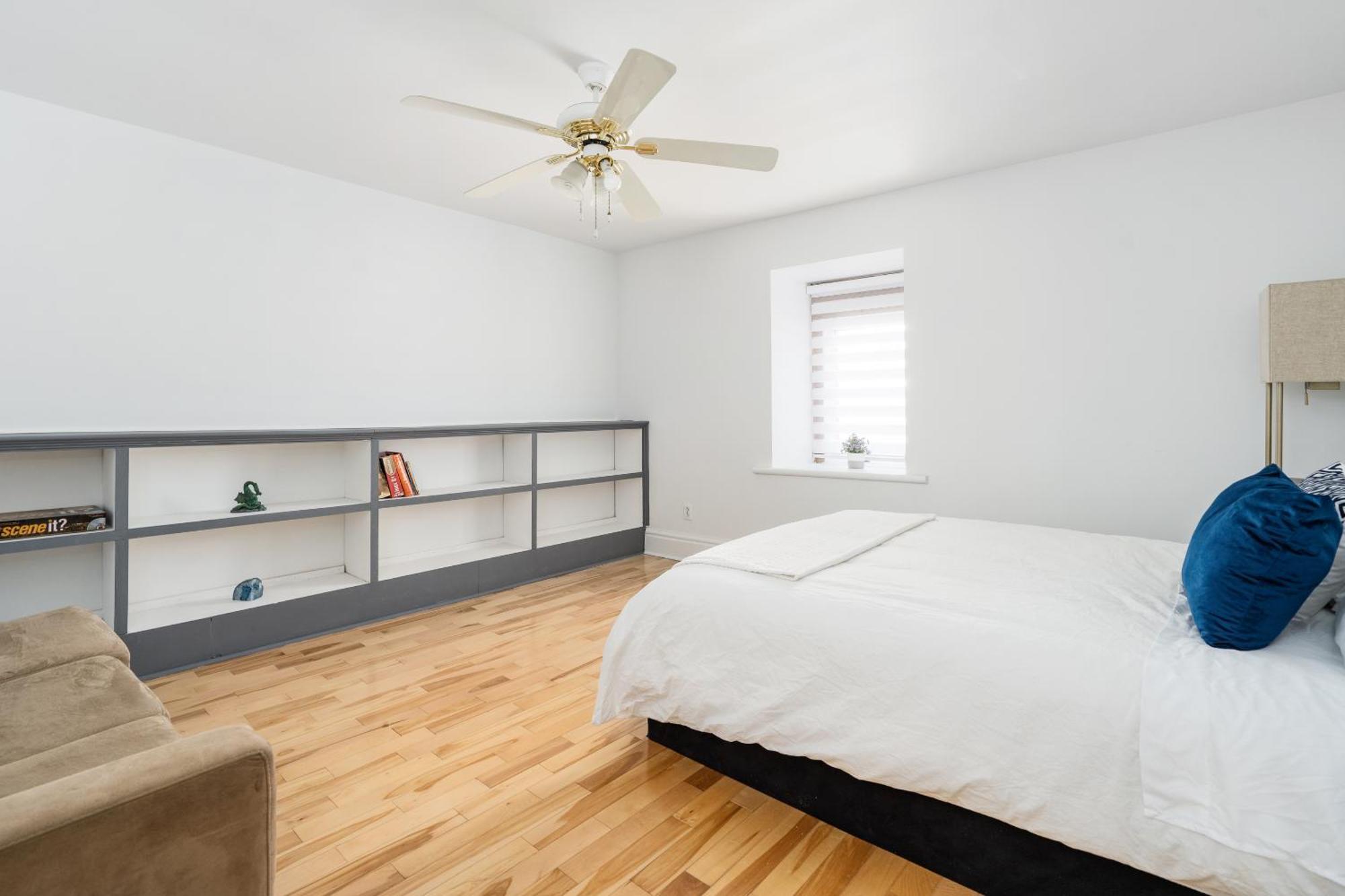 Villa Centennial 6-bedroom Waterfront Palace Sleeps 14 Montreal