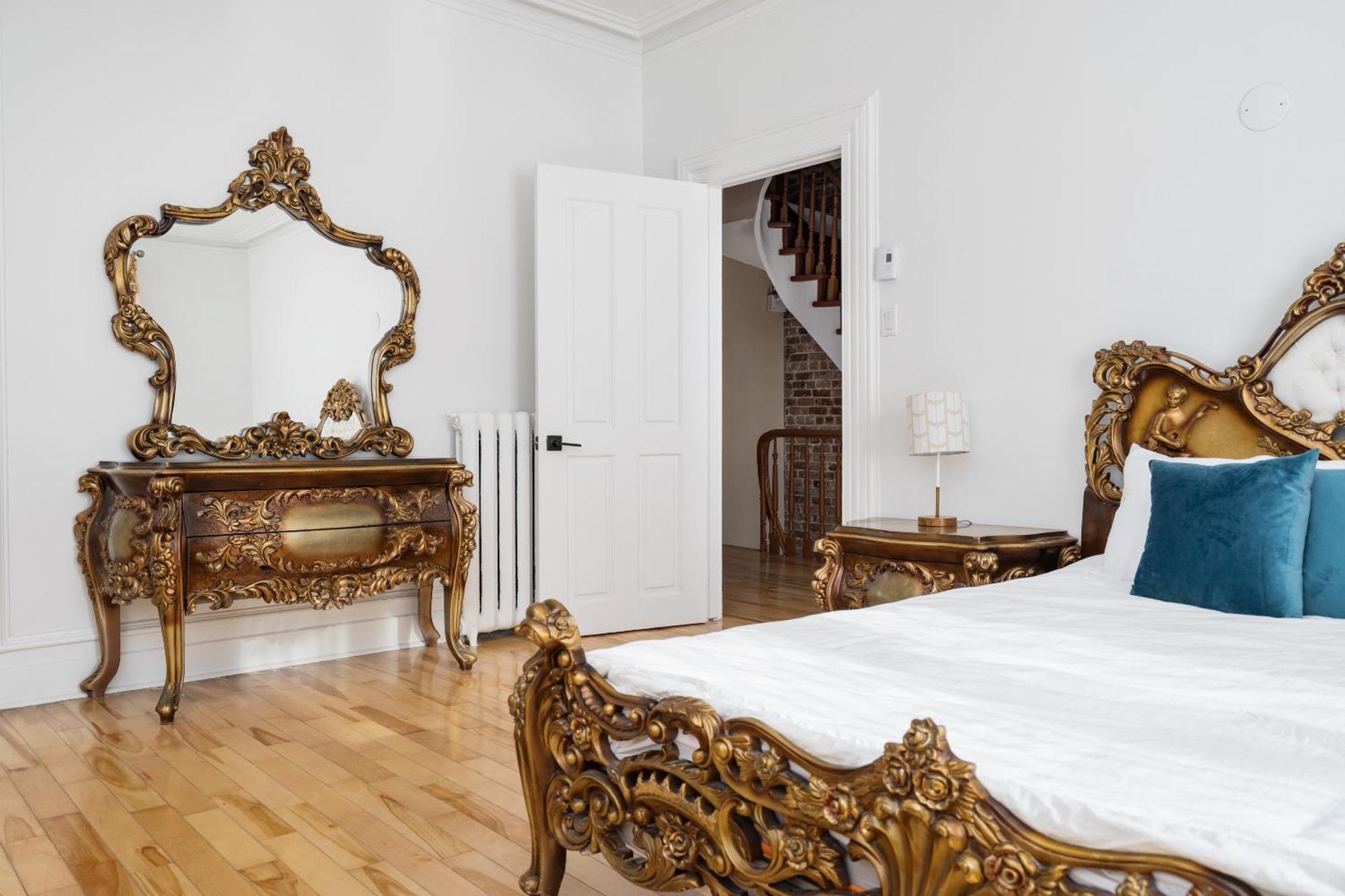 Centennial 6-bedroom Waterfront Palace Sleeps 14 Montreal