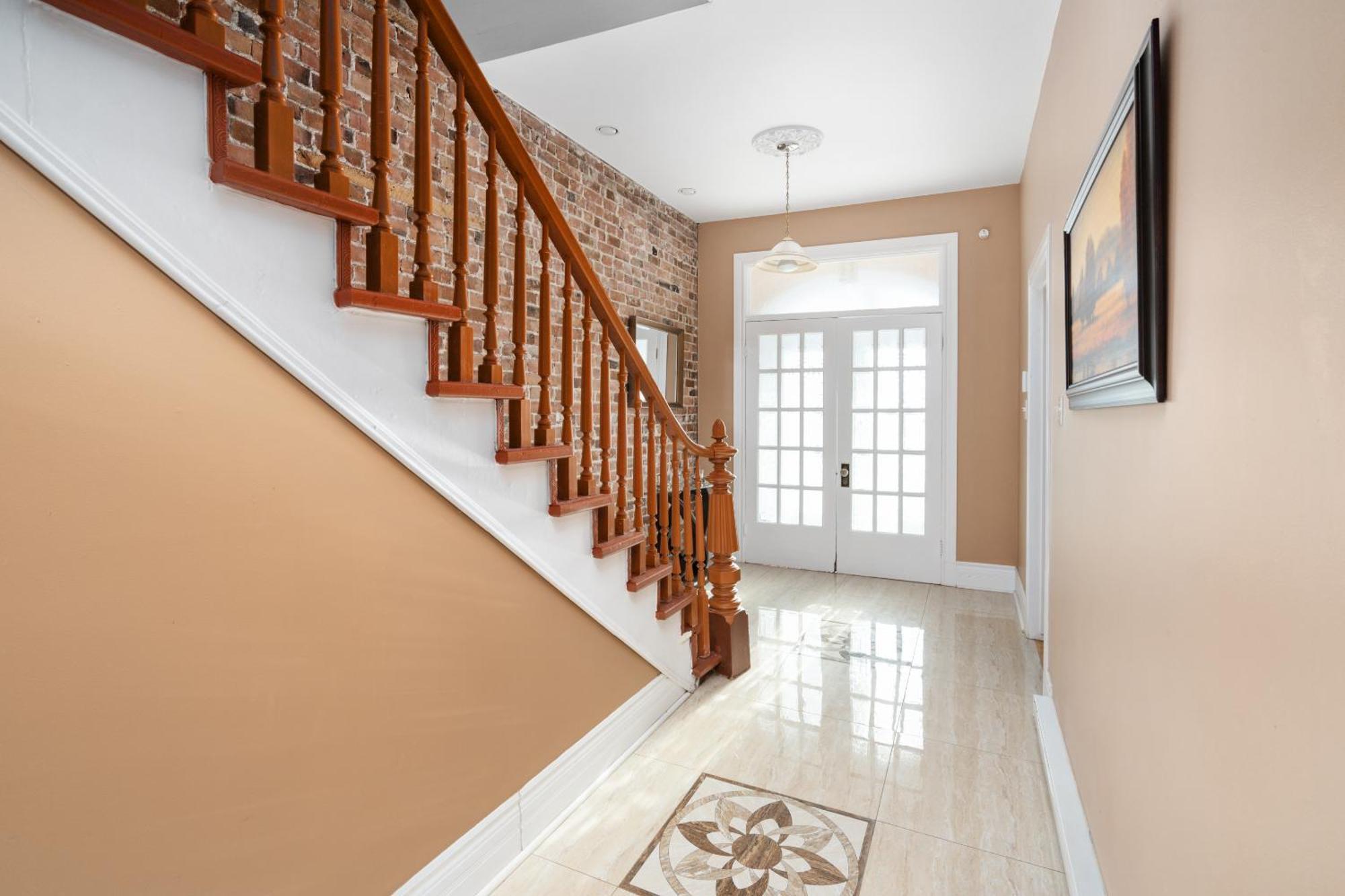 Villa Centennial 6-bedroom Waterfront Palace Sleeps 14 Montreal