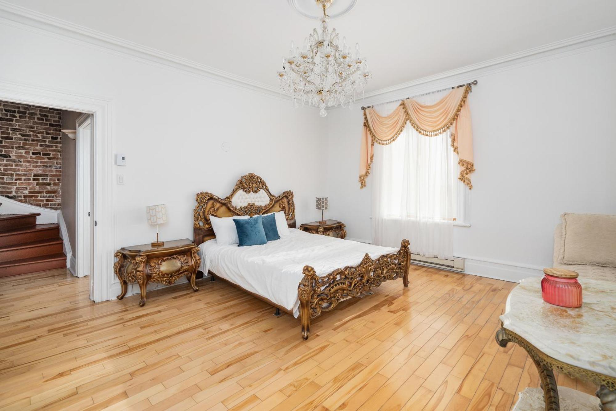 Centennial 6-bedroom Waterfront Palace Sleeps 14 Villa *