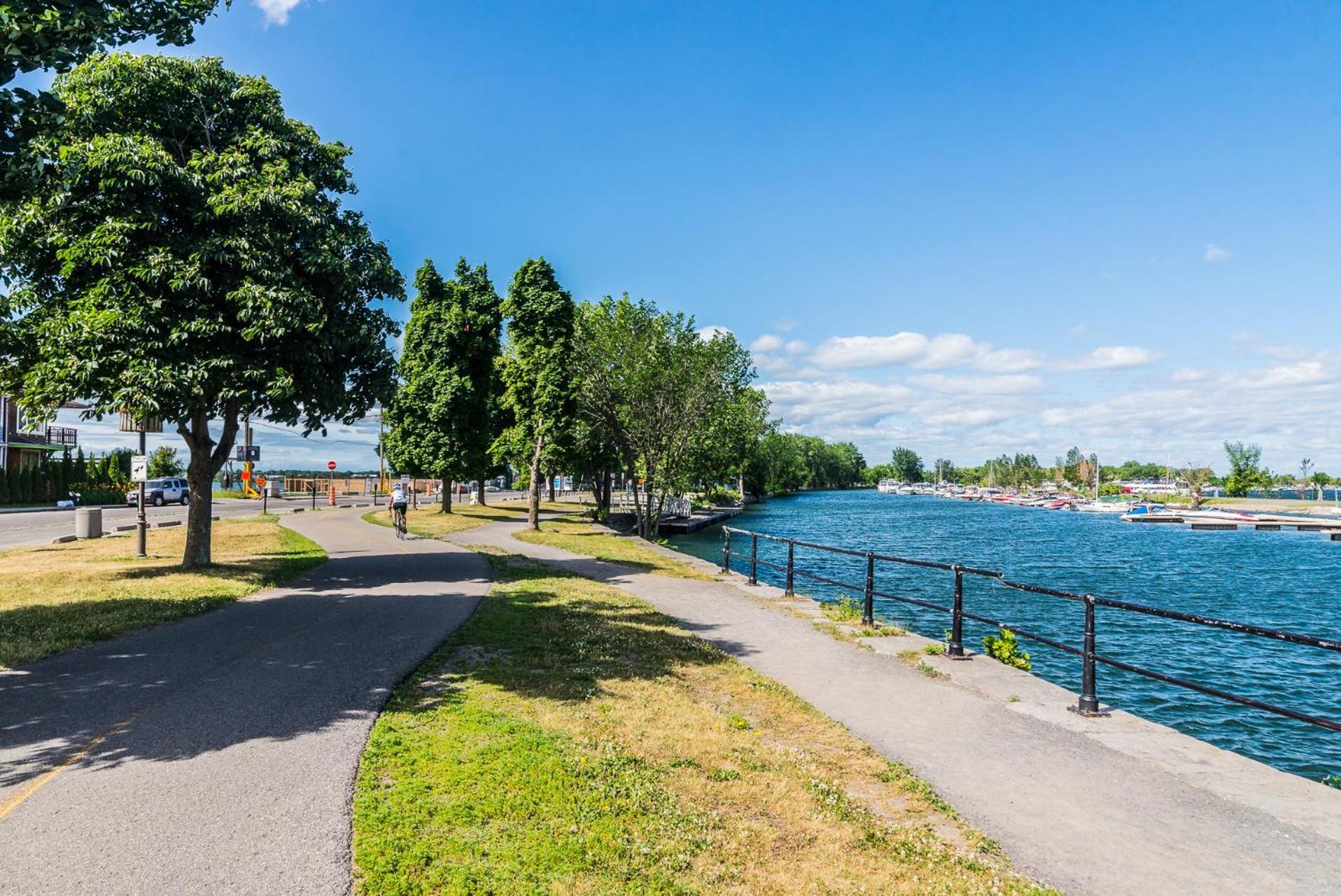 Villa Centennial 6-bedroom Waterfront Palace Sleeps 14 Montreal