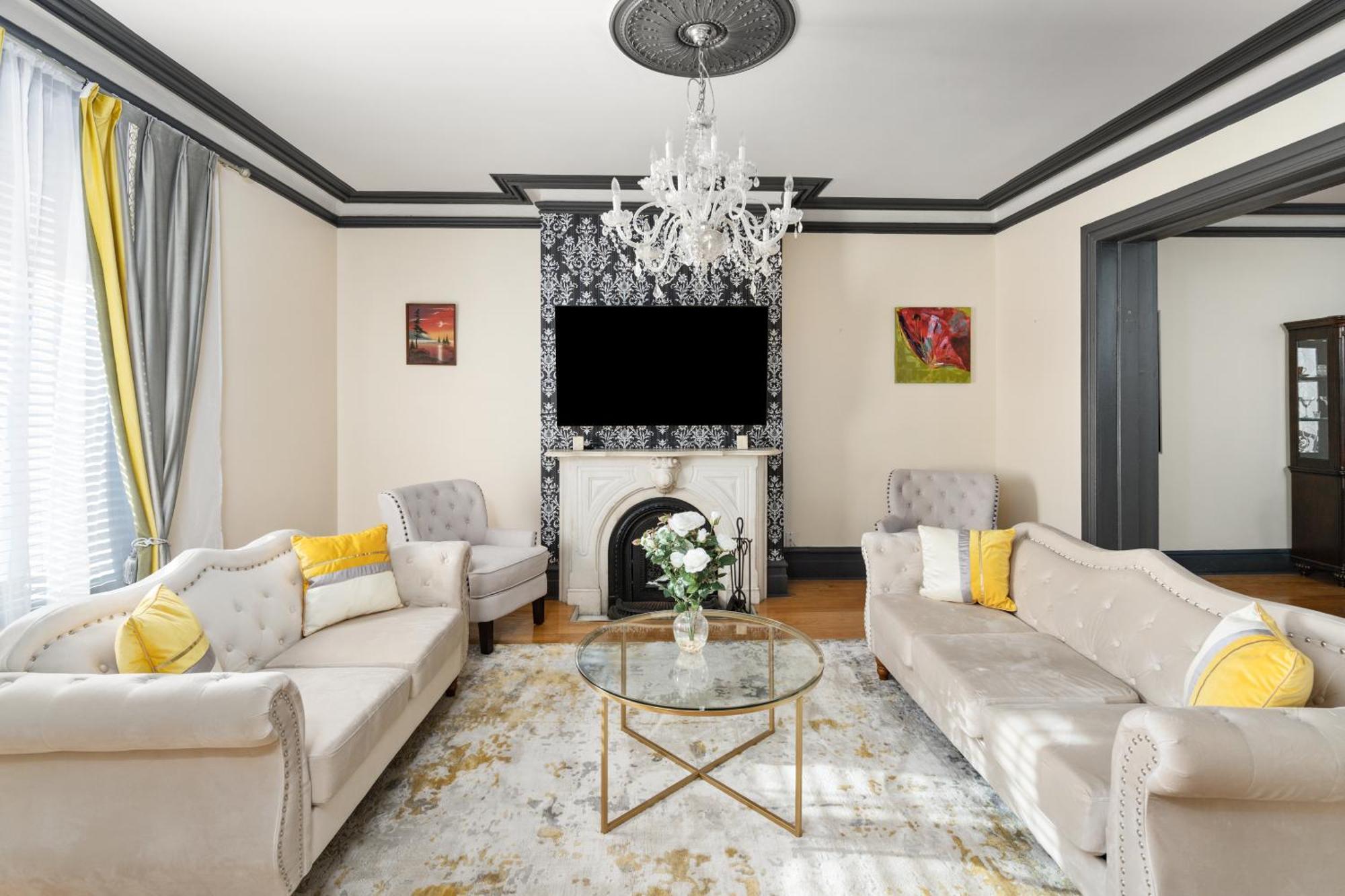 Villa Centennial 6-bedroom Waterfront Palace Sleeps 14 Montreal