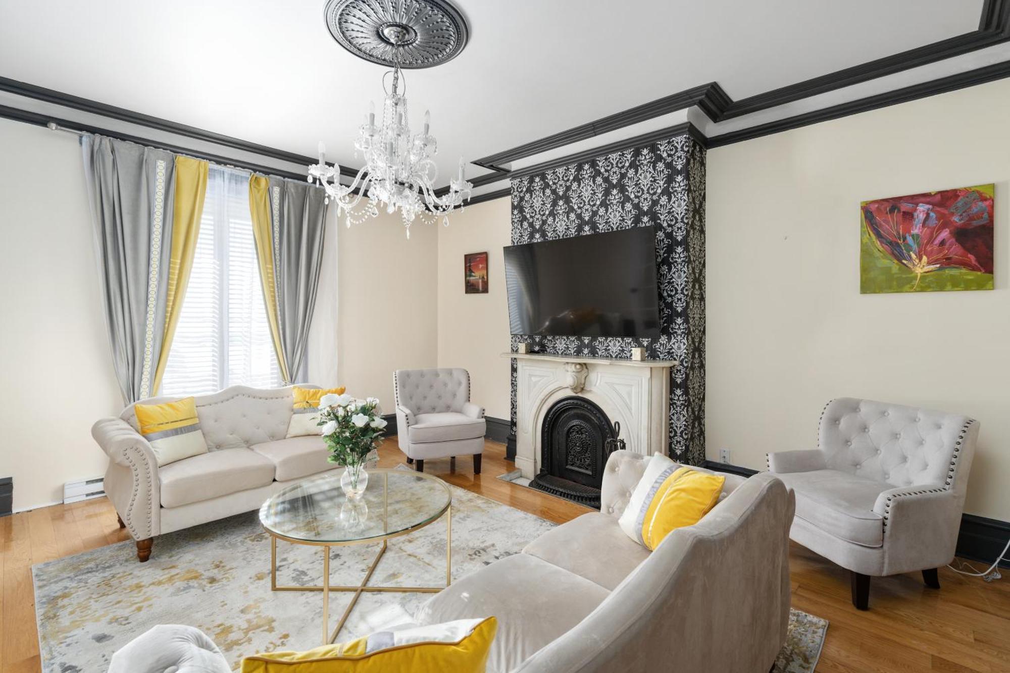 Centennial 6-bedroom Waterfront Palace Sleeps 14 *