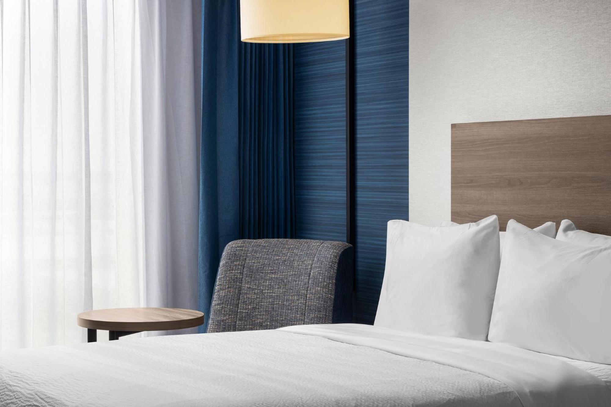 Express Airport - St-laurent By Ihg Hotel Montreal