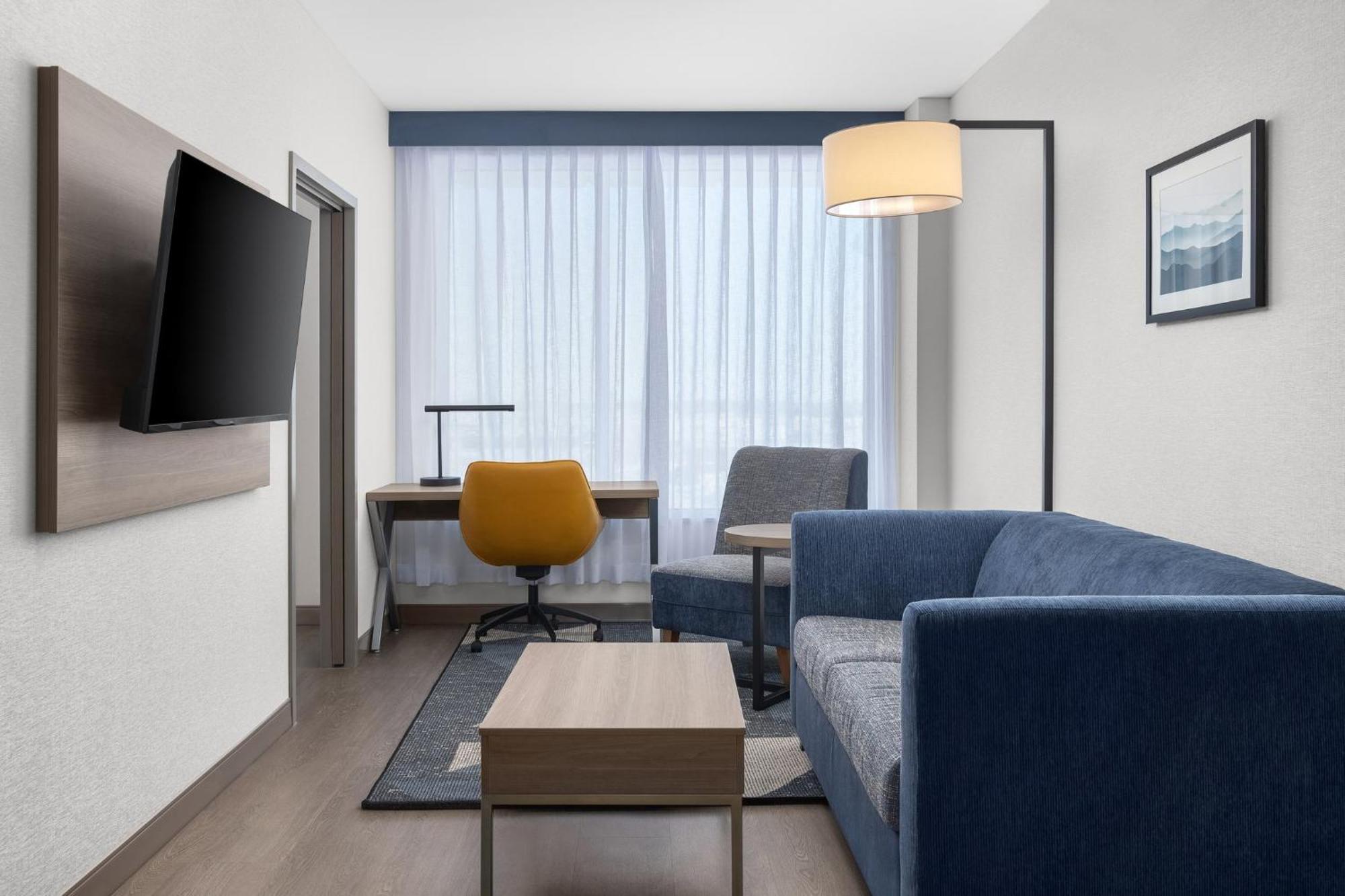 Express Airport - St-laurent By Ihg Hotel Montreal