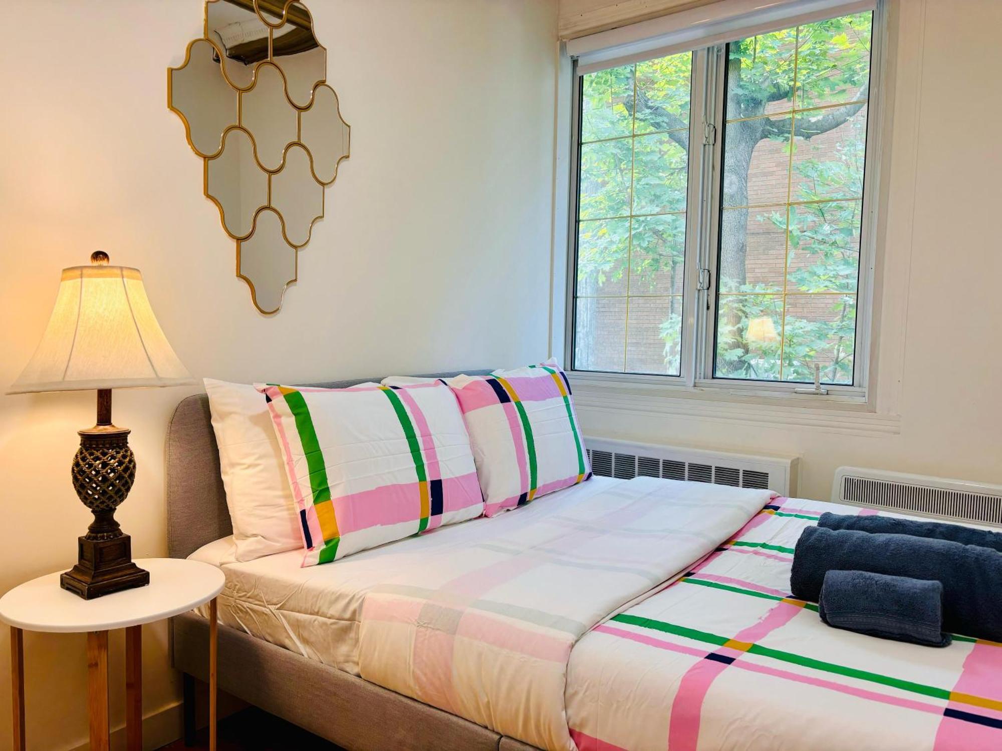 Apartment Sunlit Haven - Free Parking