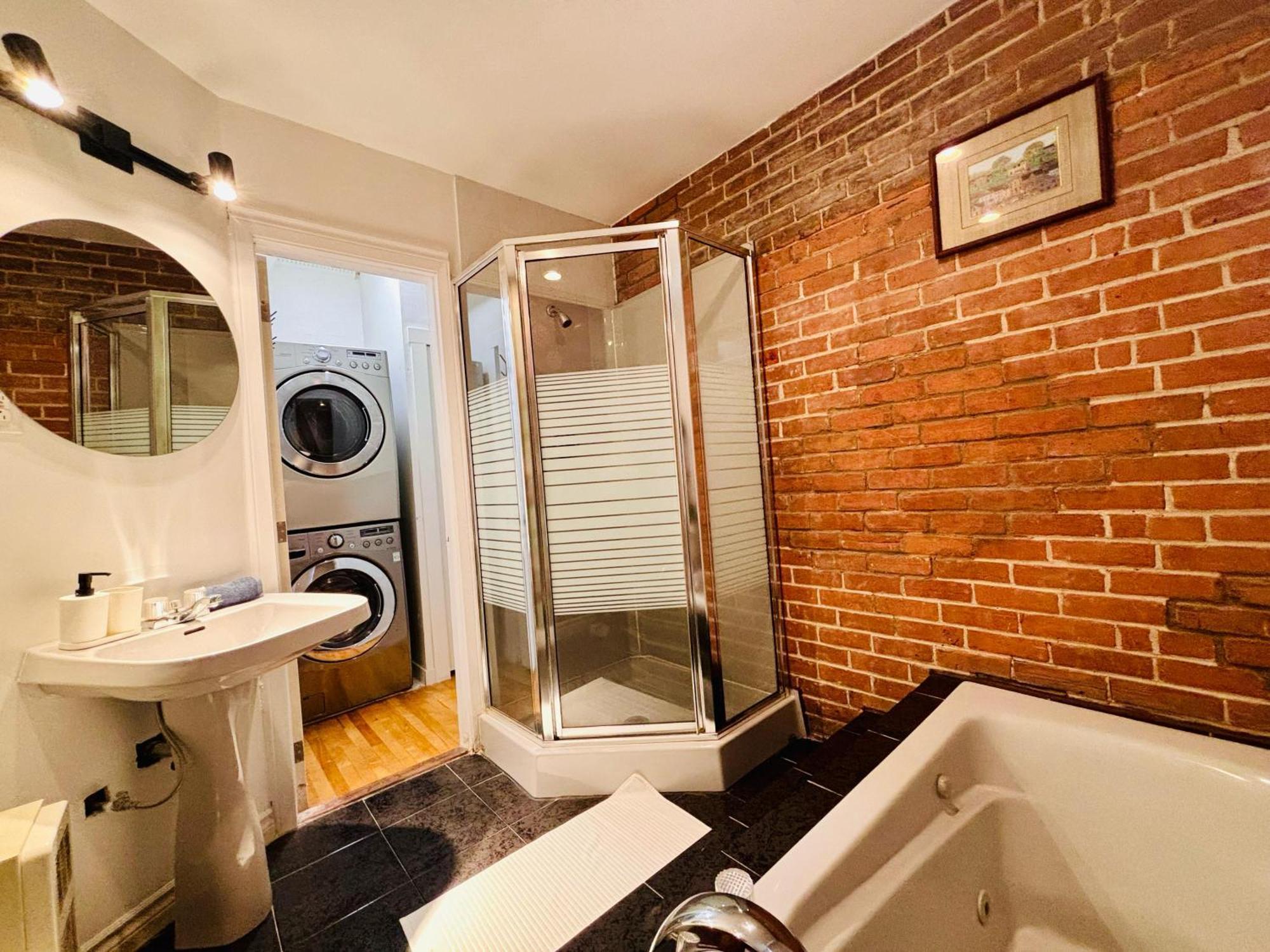 Sunlit Haven - Free Parking Apartment Montreal