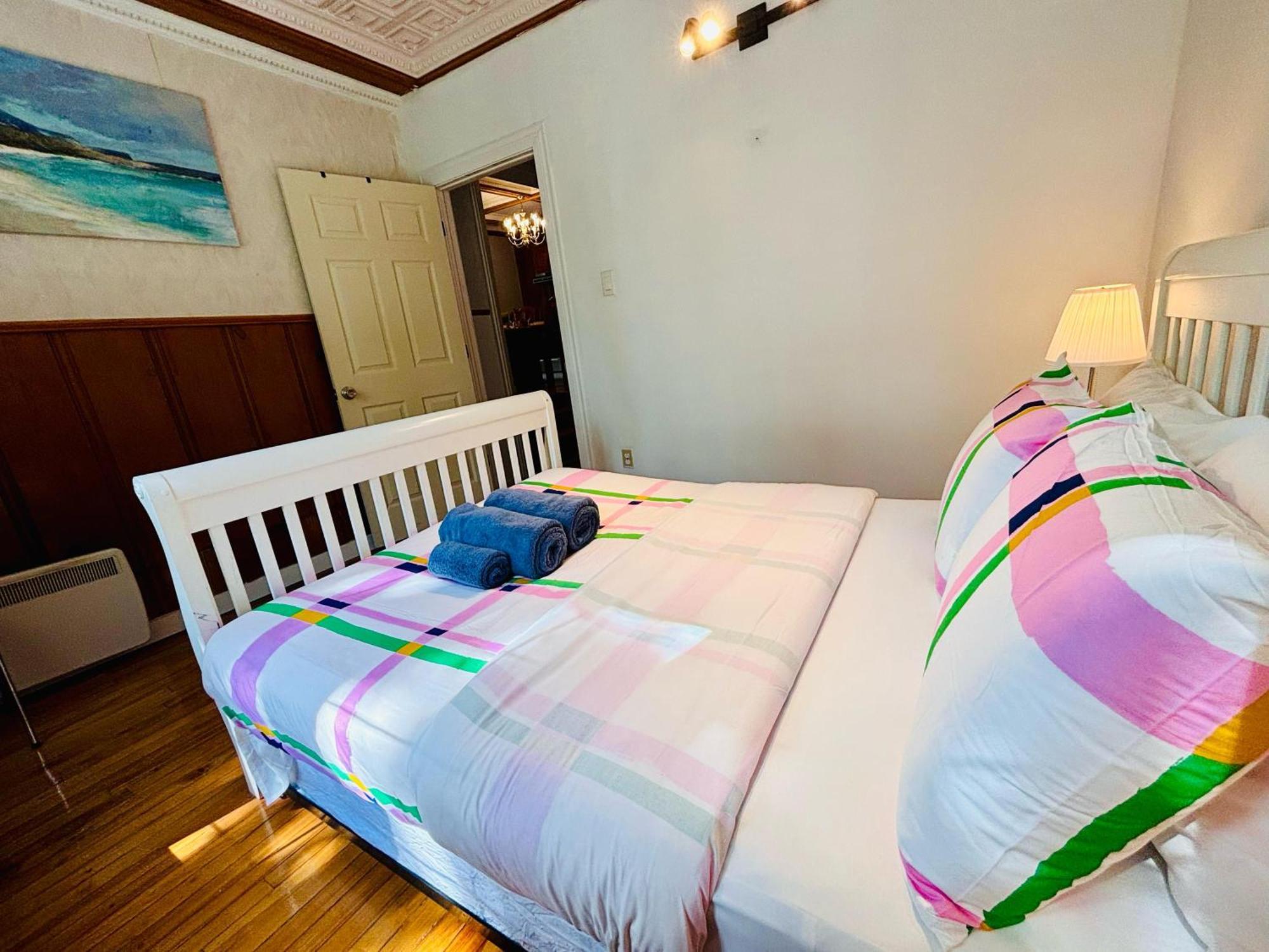 Sunlit Haven - Free Parking Apartment Montreal