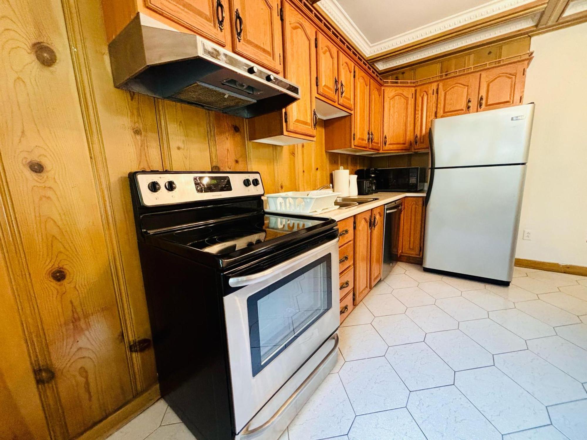 Sunlit Haven - Free Parking Apartment