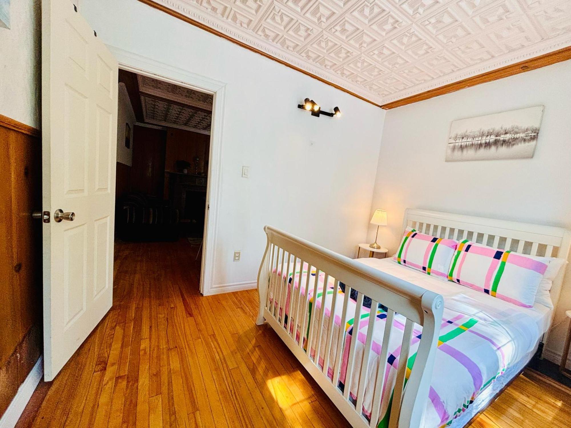 Sunlit Haven - Free Parking Apartment Montreal