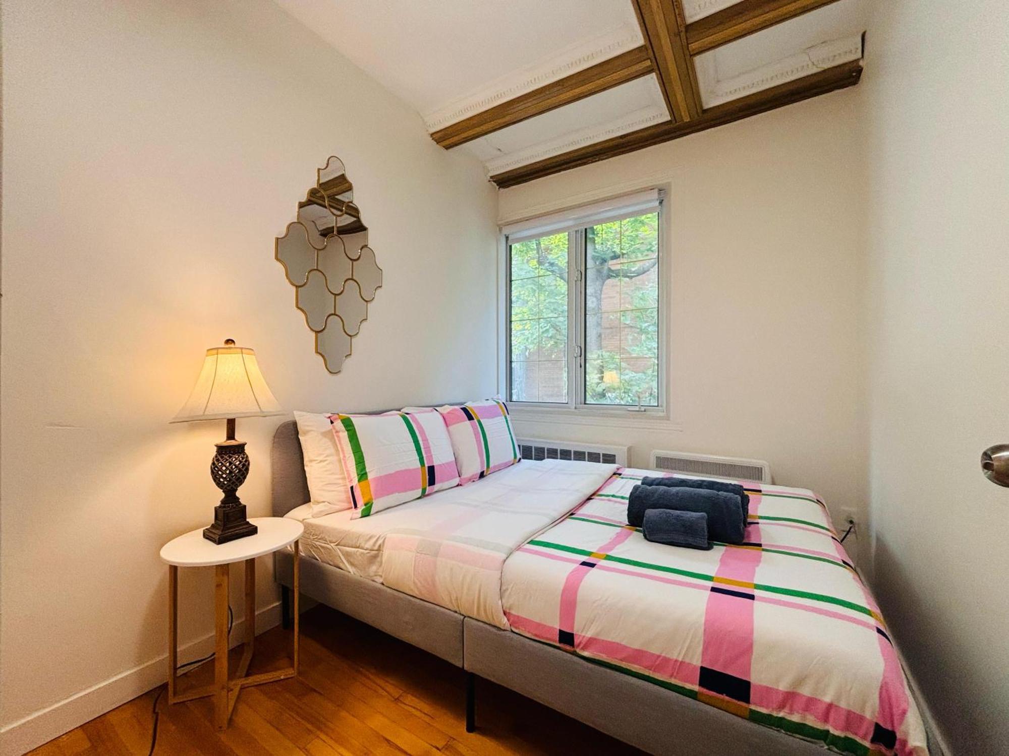 Sunlit Haven - Free Parking Apartment Montreal