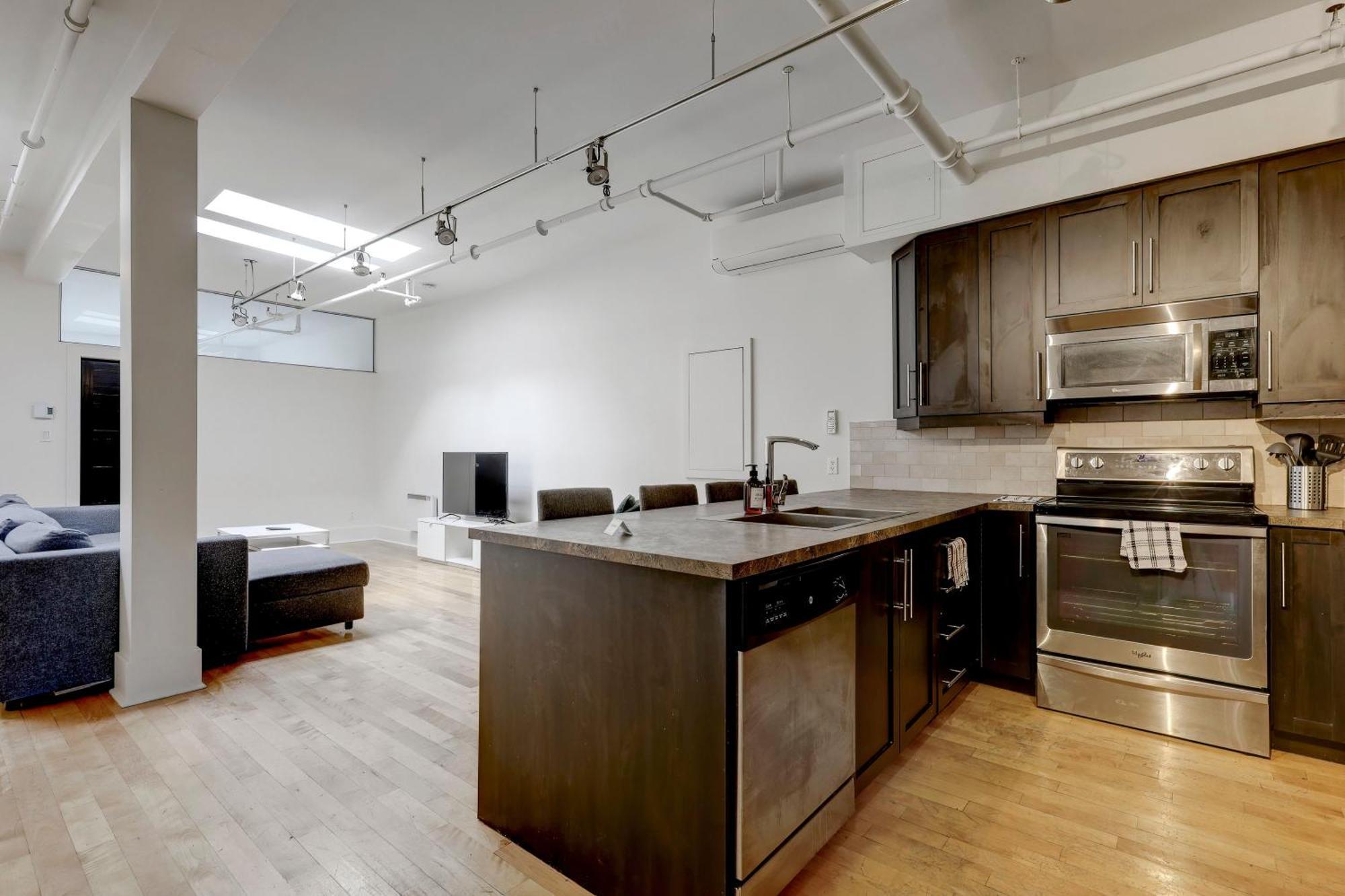 Spacious 4br1b Chic Retreat In The Plateau Zv7 * Montreal