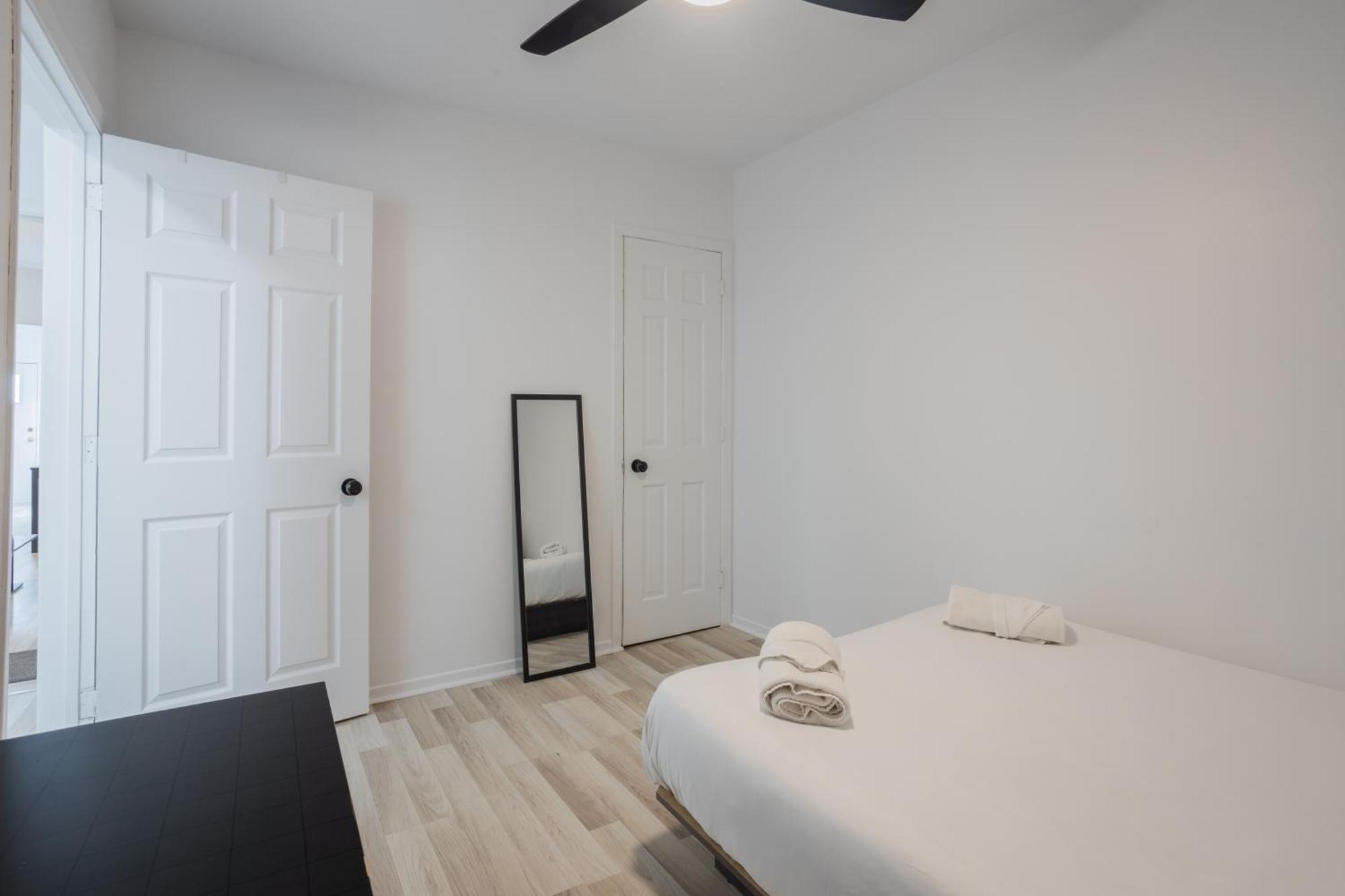 Excellent 4 Bedroom In Griffintown Downtown Mtl Zd3 Apartment