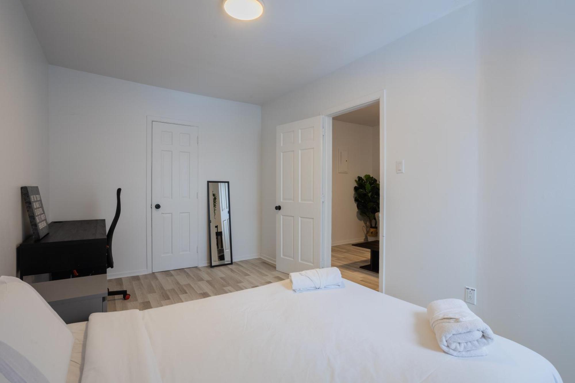 Excellent 4 Bedroom In Griffintown Downtown Mtl Zd3 Apartment *