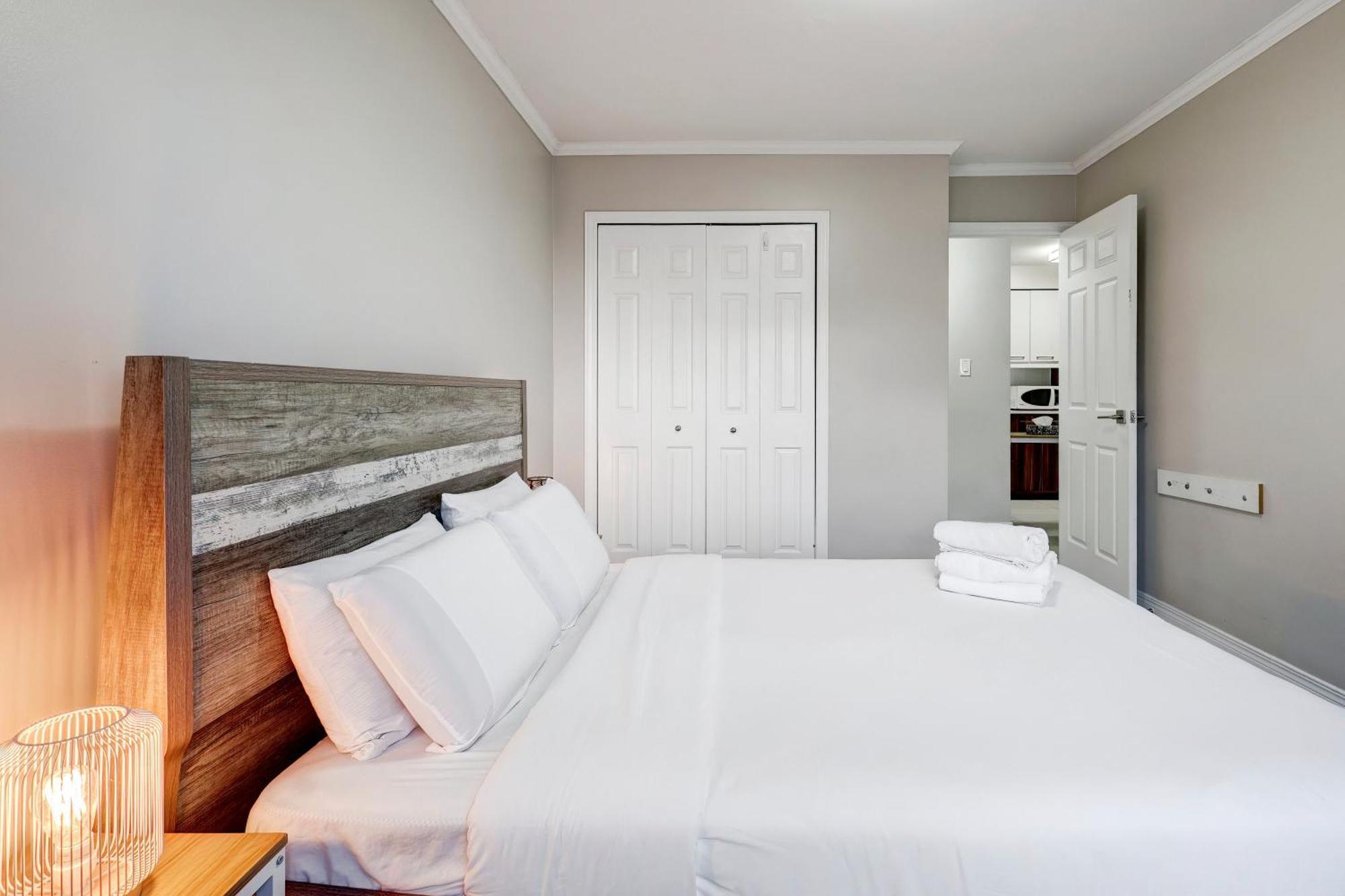 Great Unit In Downtown With Balcony And View Zm6 * Montreal