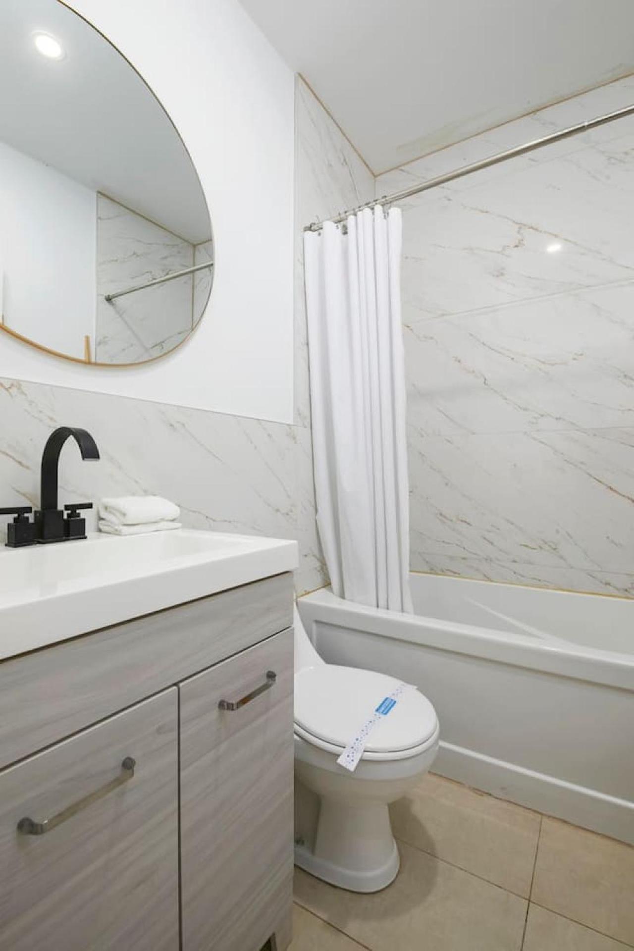 Apartment Outstanding 1br Village Downtown Mtl Zh5 *