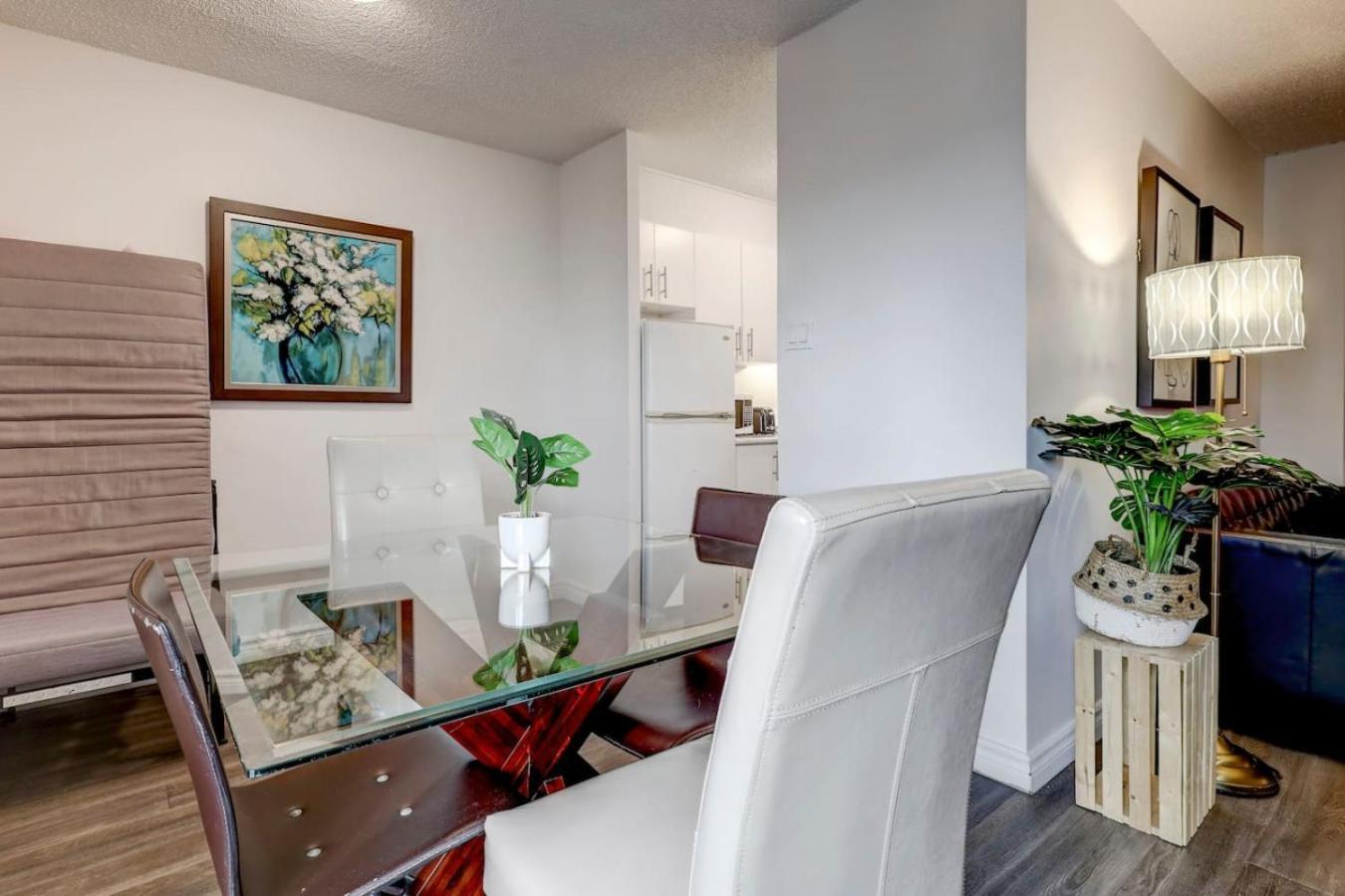 Inviting 1br On Rene Levesque Zn1 Montreal