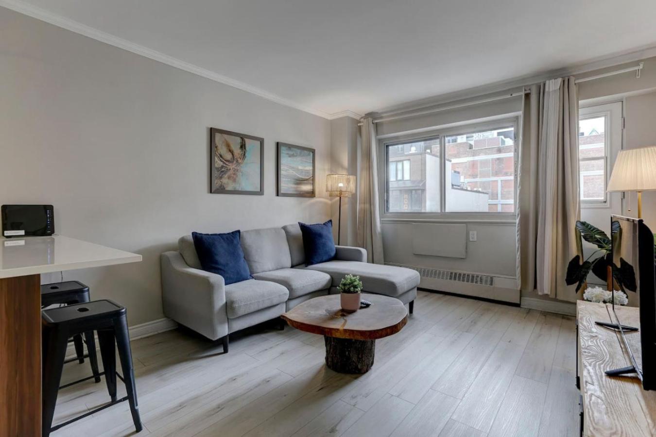 Cozy In Heart Of Downtown Zl8 * Montreal