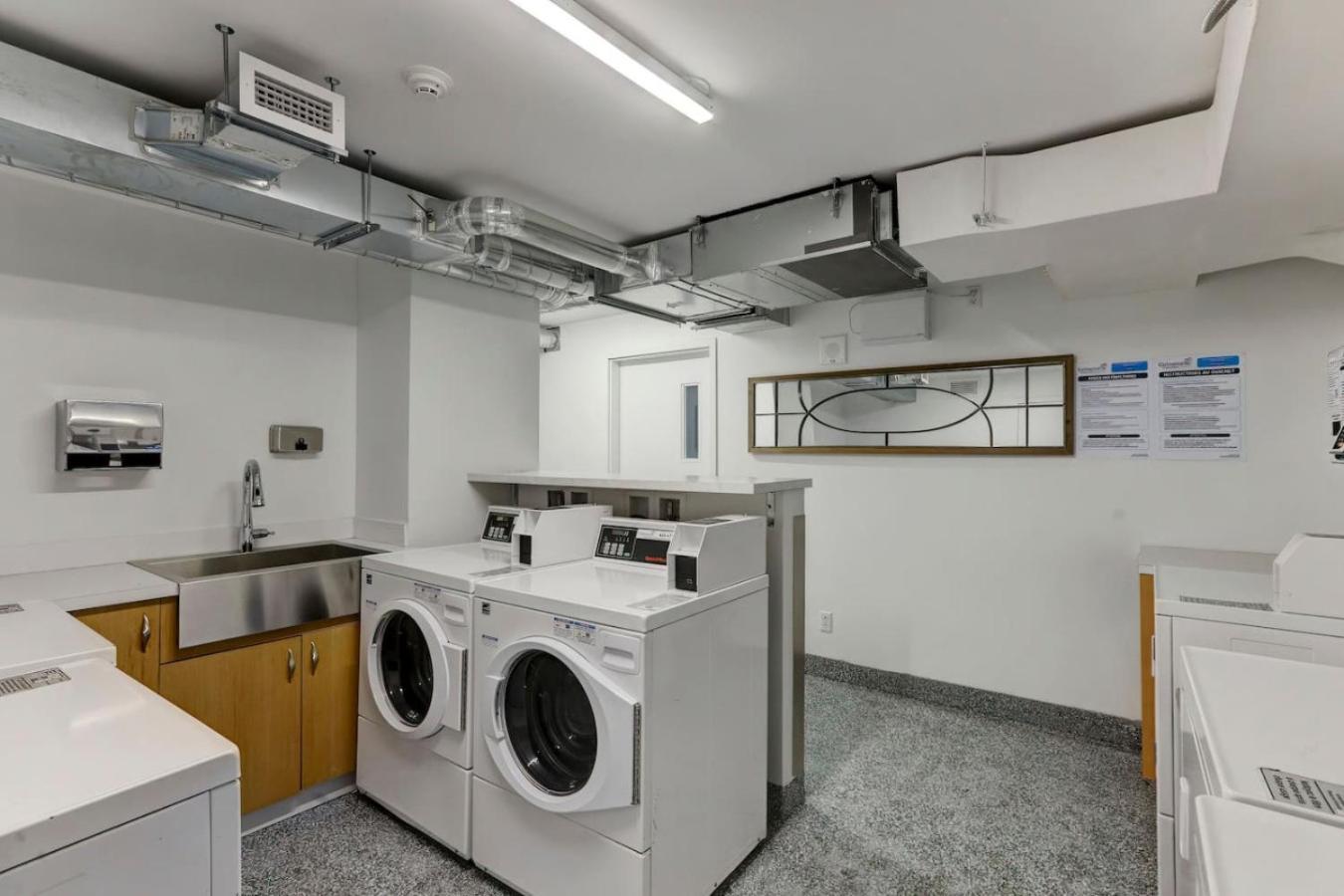 Apartment Amazing 1-bedroom In Mtl Downtown Zm4 Montreal