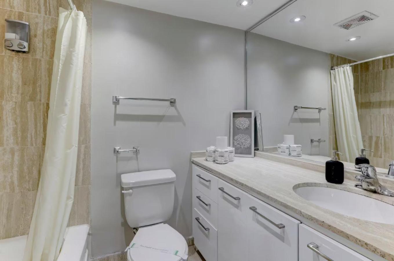 Cool 1-bedroom Zm2 Montreal