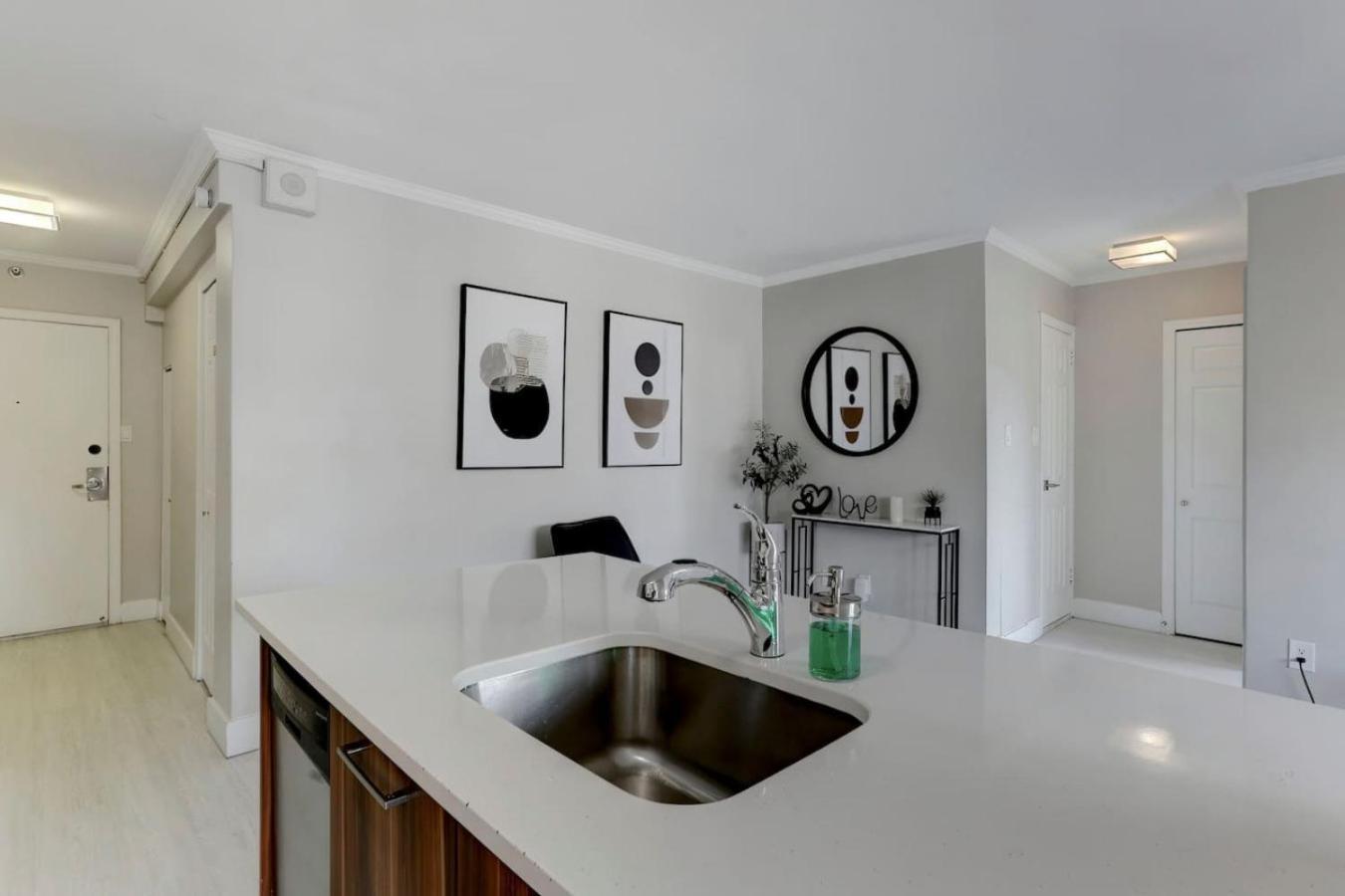 Cool 1-bedroom Zm2 Montreal