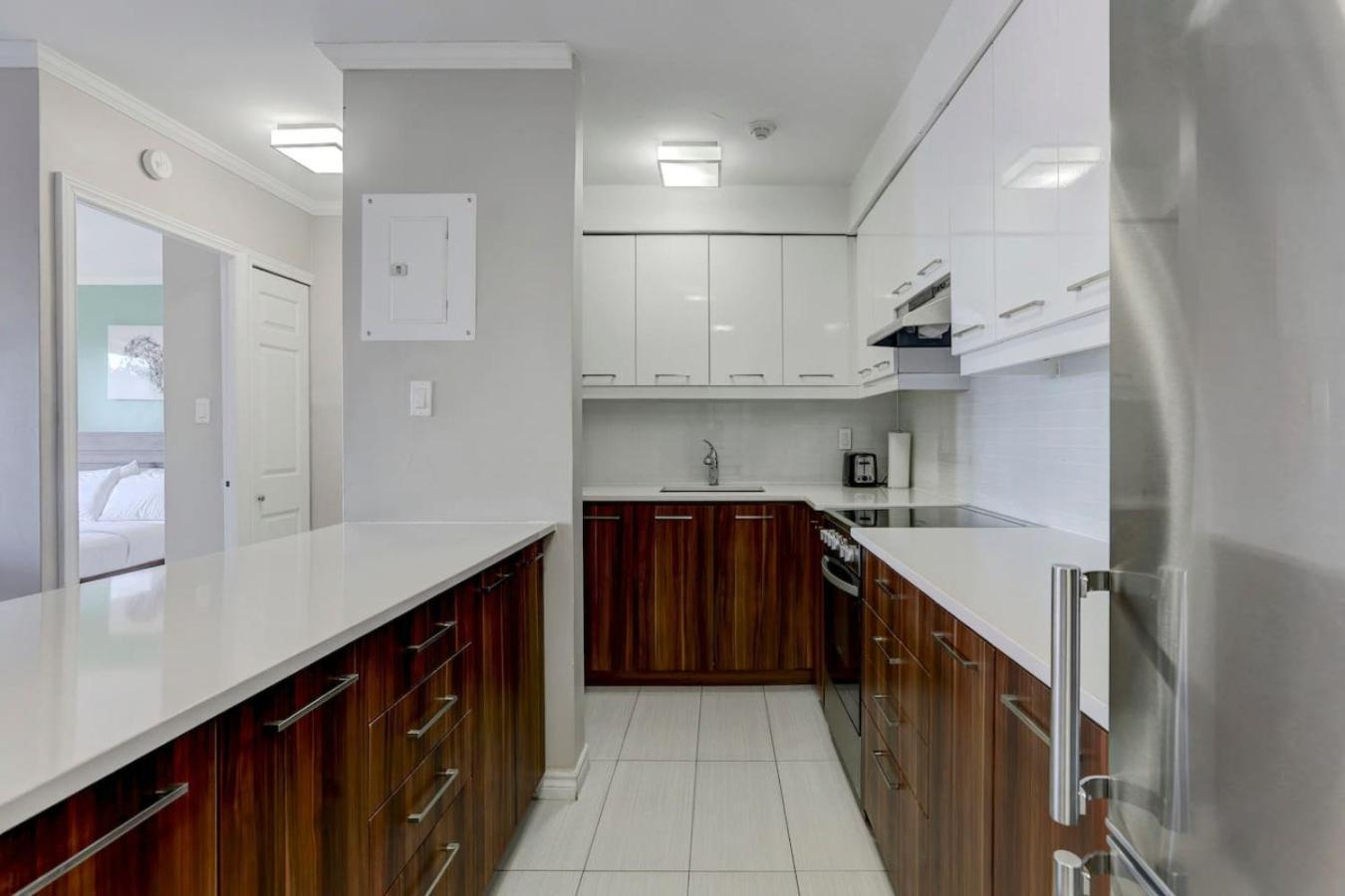 Unit In Heart Of Downtown Balcony View Zm5 * Montreal