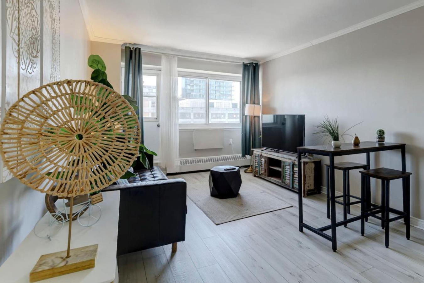 Unit In Heart Of Downtown Balcony View Zm5 Montreal