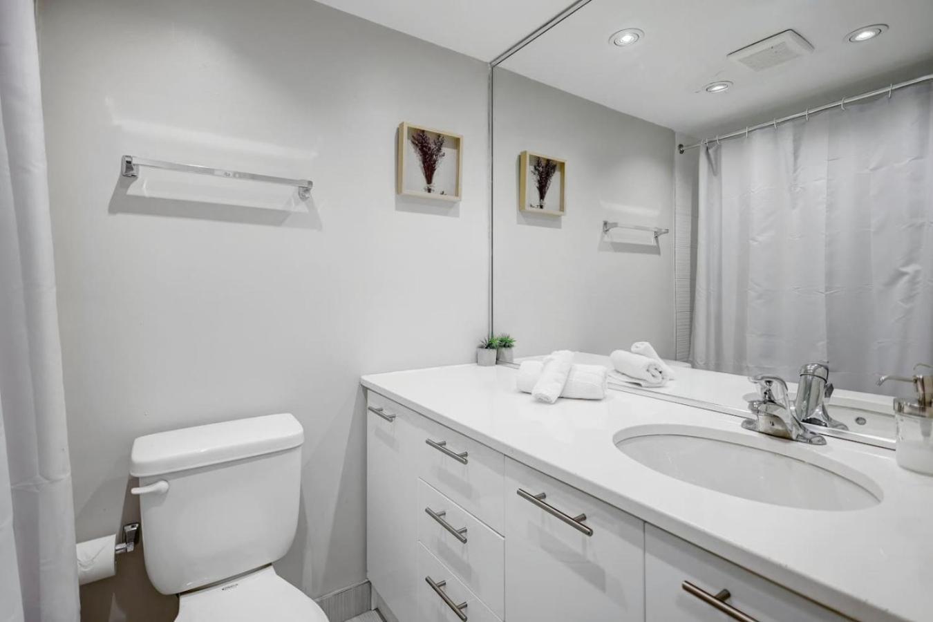 Apartment Urban Haven On Downtown Zl7 Montreal