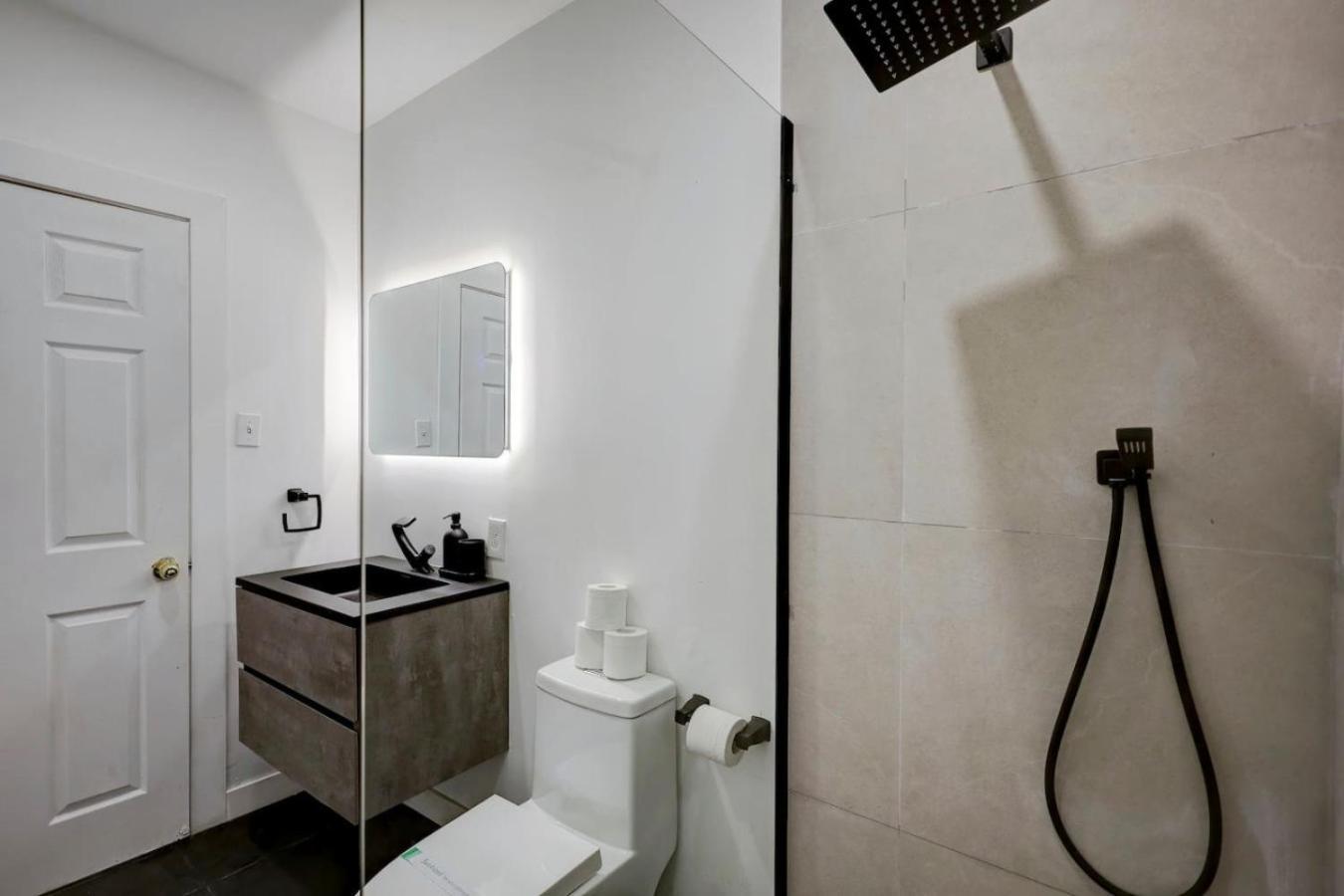 Prime Location Gorgeous 4br Downtown Mtl Zj2 * Montreal