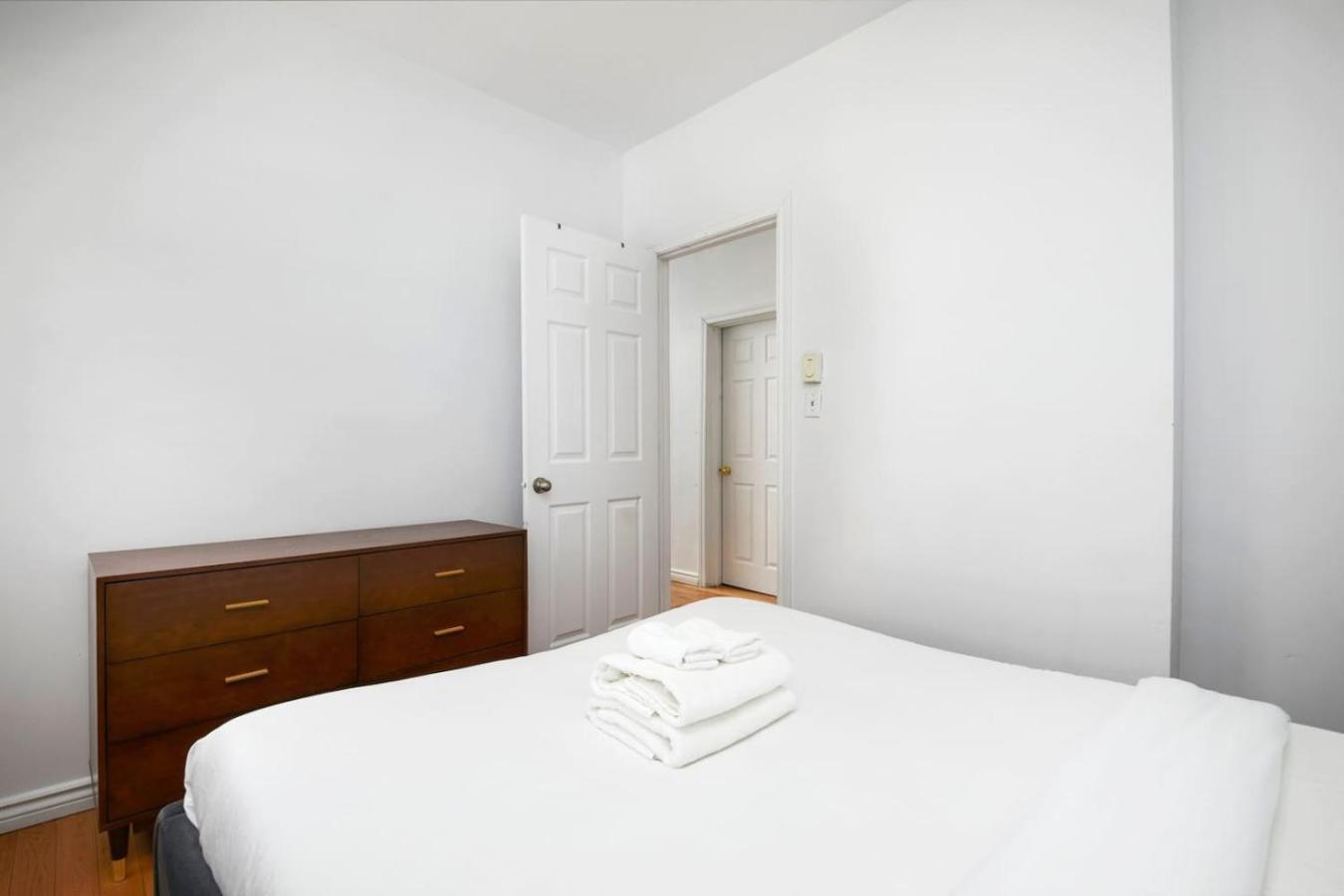 Apartment Prime Location Gorgeous 4br Downtown Mtl Zj2 Montreal