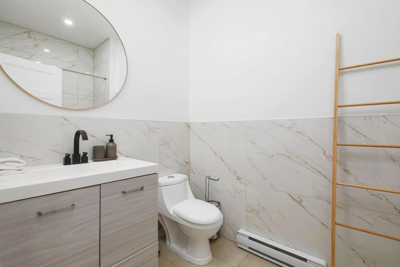 Inviting 2br1b In Village Downtown Zh2 *