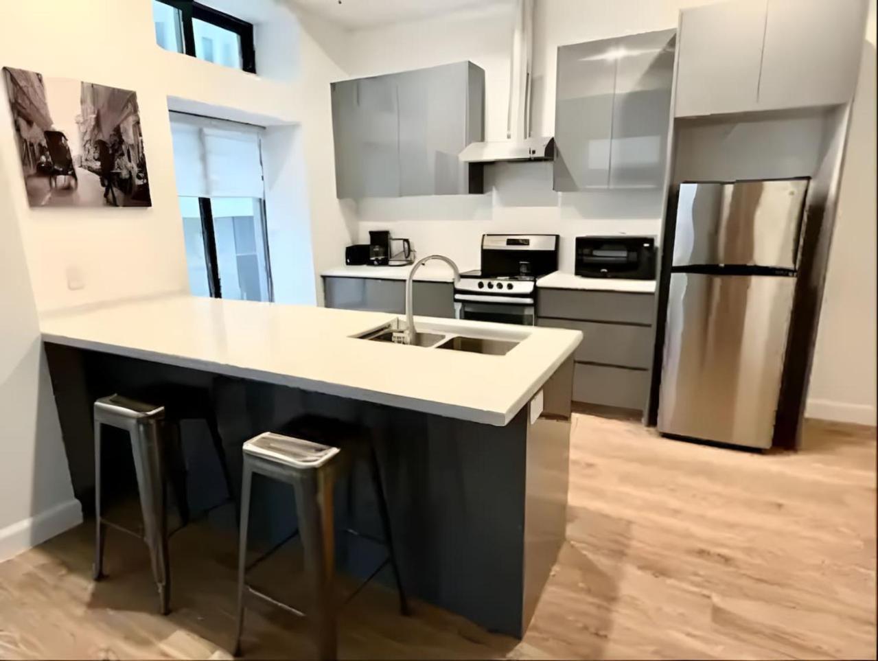 Apartment Inner-city On Bishop -heart Of Mtl Zx0 Montreal