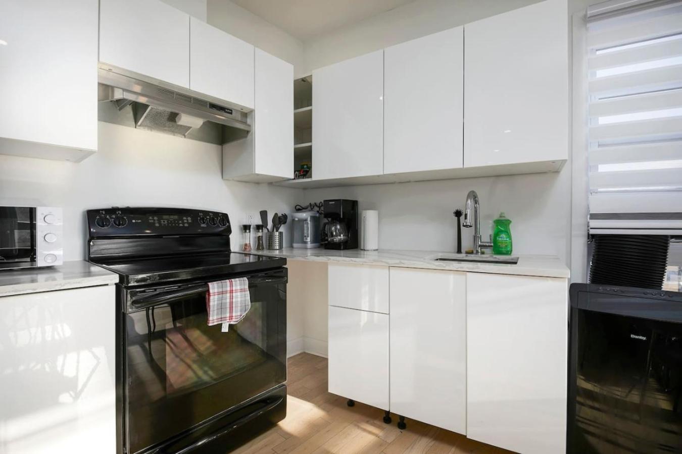 Apartment Contemporary 2br Retreat In Mtl Village Zh4 *