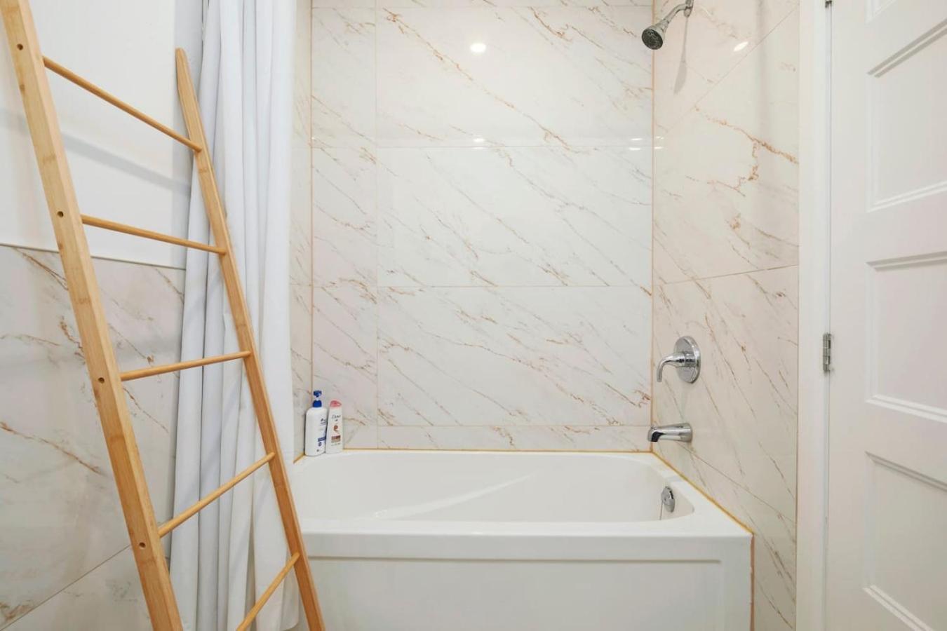 Contemporary 2br Retreat In Mtl Village Zh4