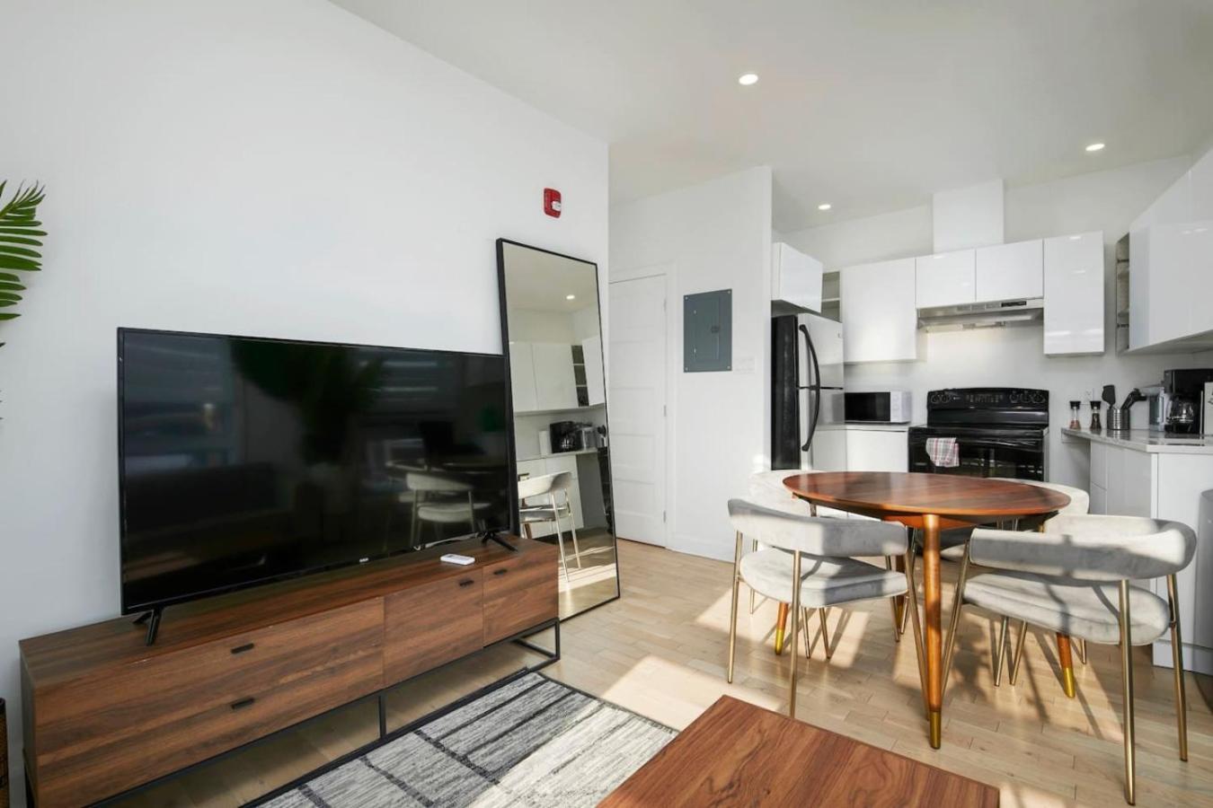 Contemporary 2br Retreat In Mtl Village Zh4