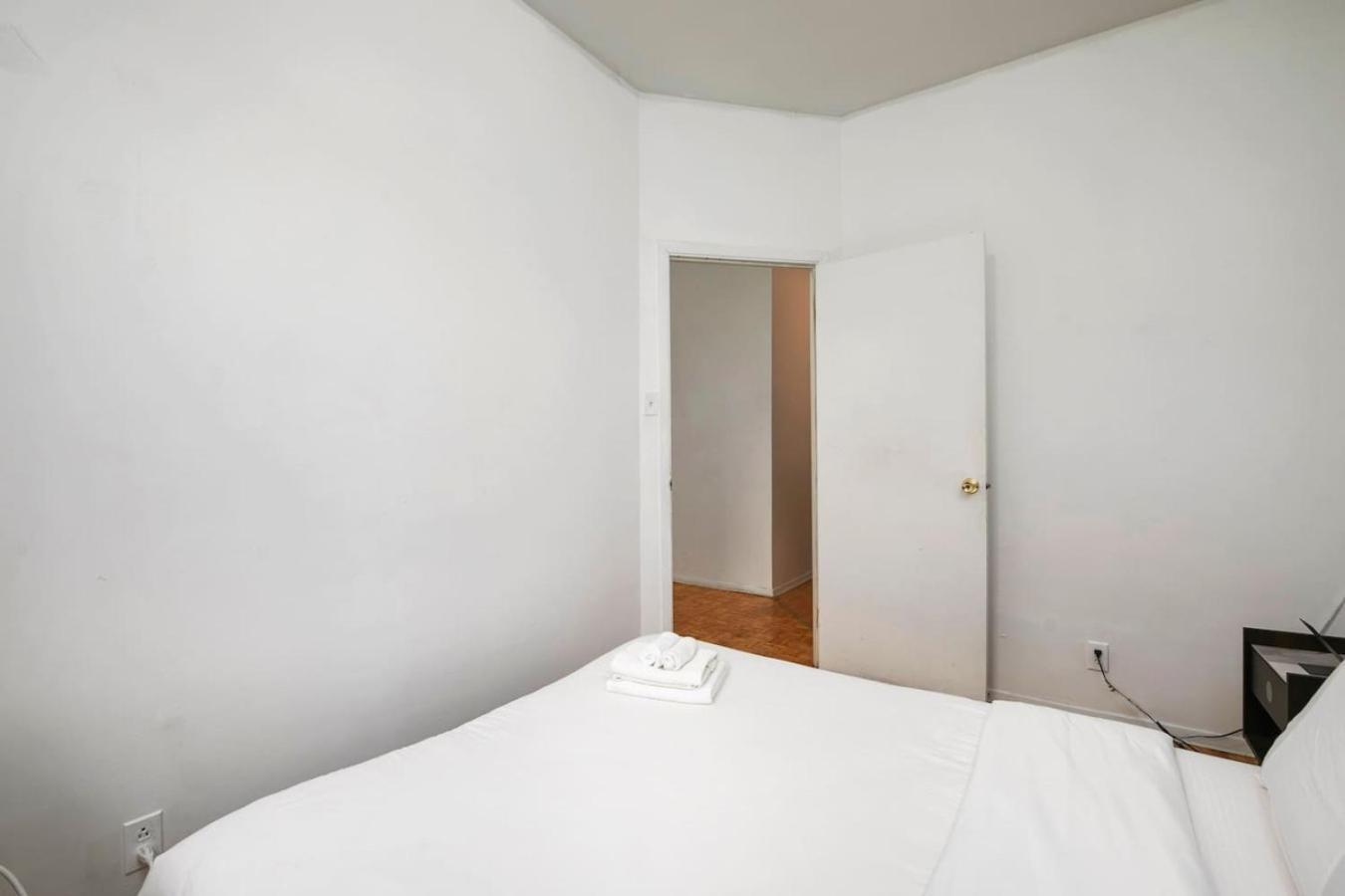 Apartment Beautiful In Downtown Zc9 Montreal