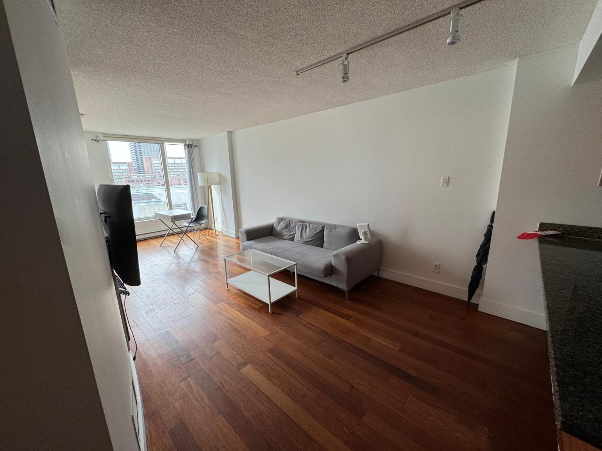 Cozy 1 Bedroom In The Heart Of Old Port Apartment *