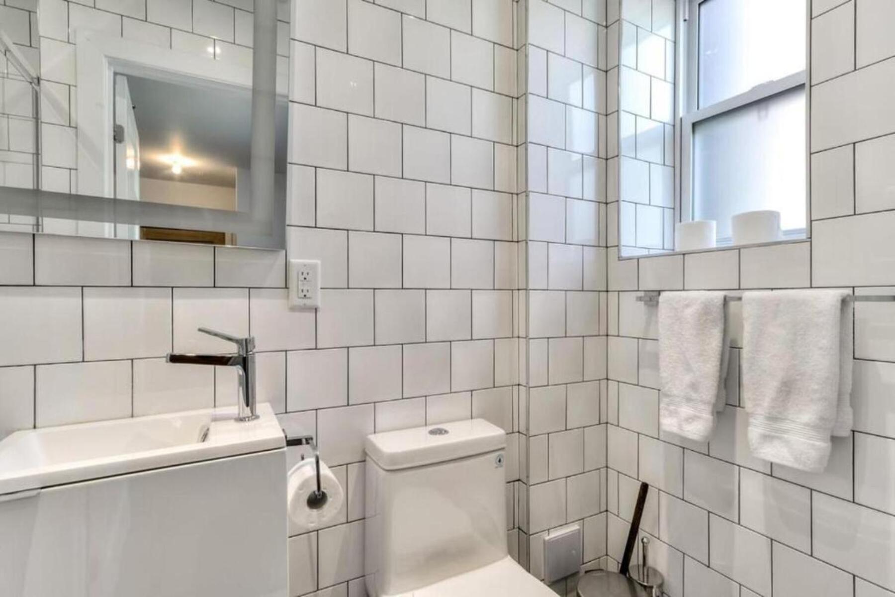 Spacious Group Haven Near Trendy St Laurent * Montreal