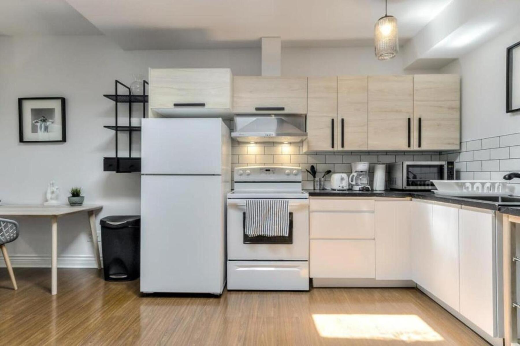 Spacious Group Haven Near Trendy St Laurent Montreal