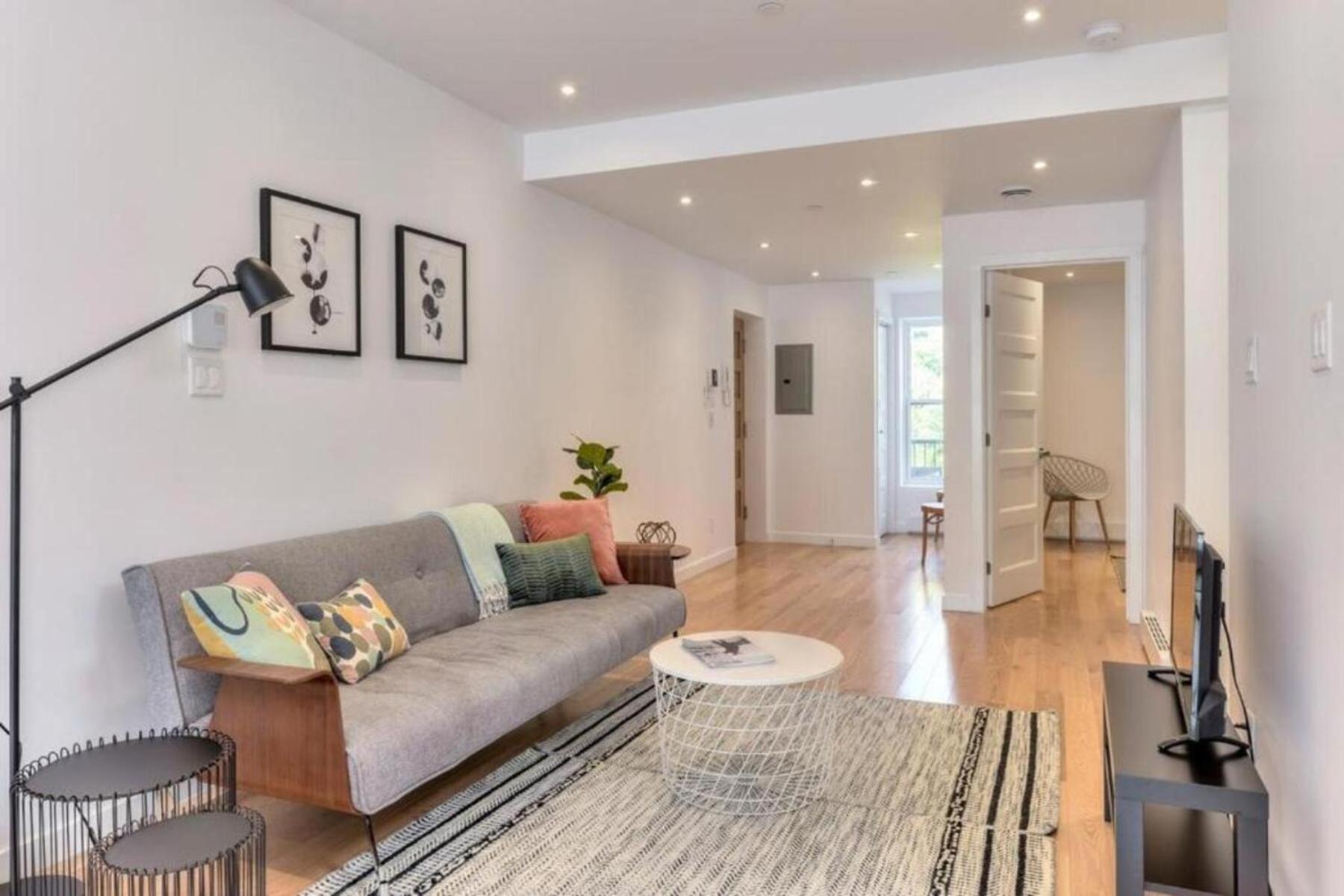 Spacious Group Haven Near Trendy St Laurent Apartment *