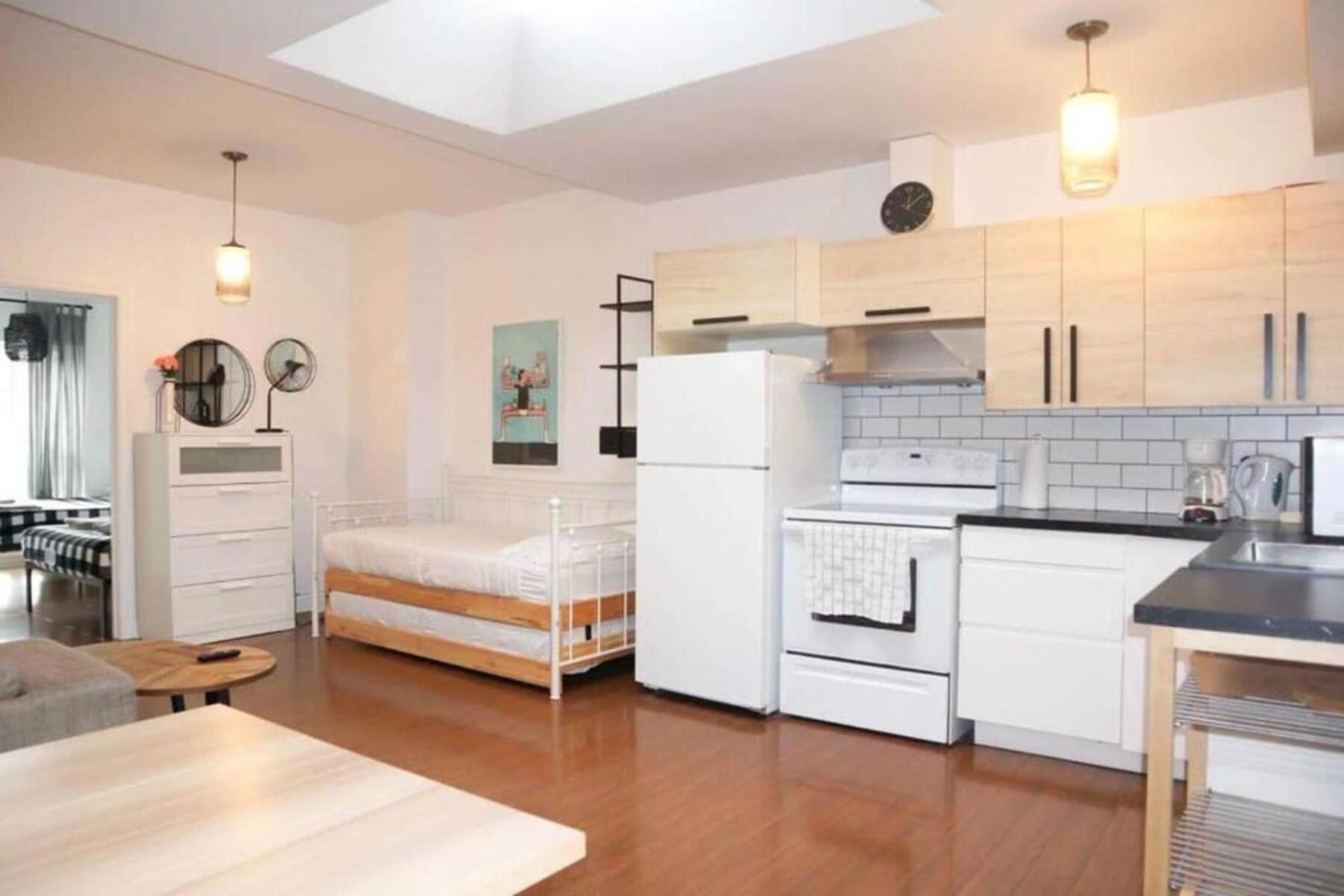 Spacious Group Haven Near Trendy St Laurent * Montreal