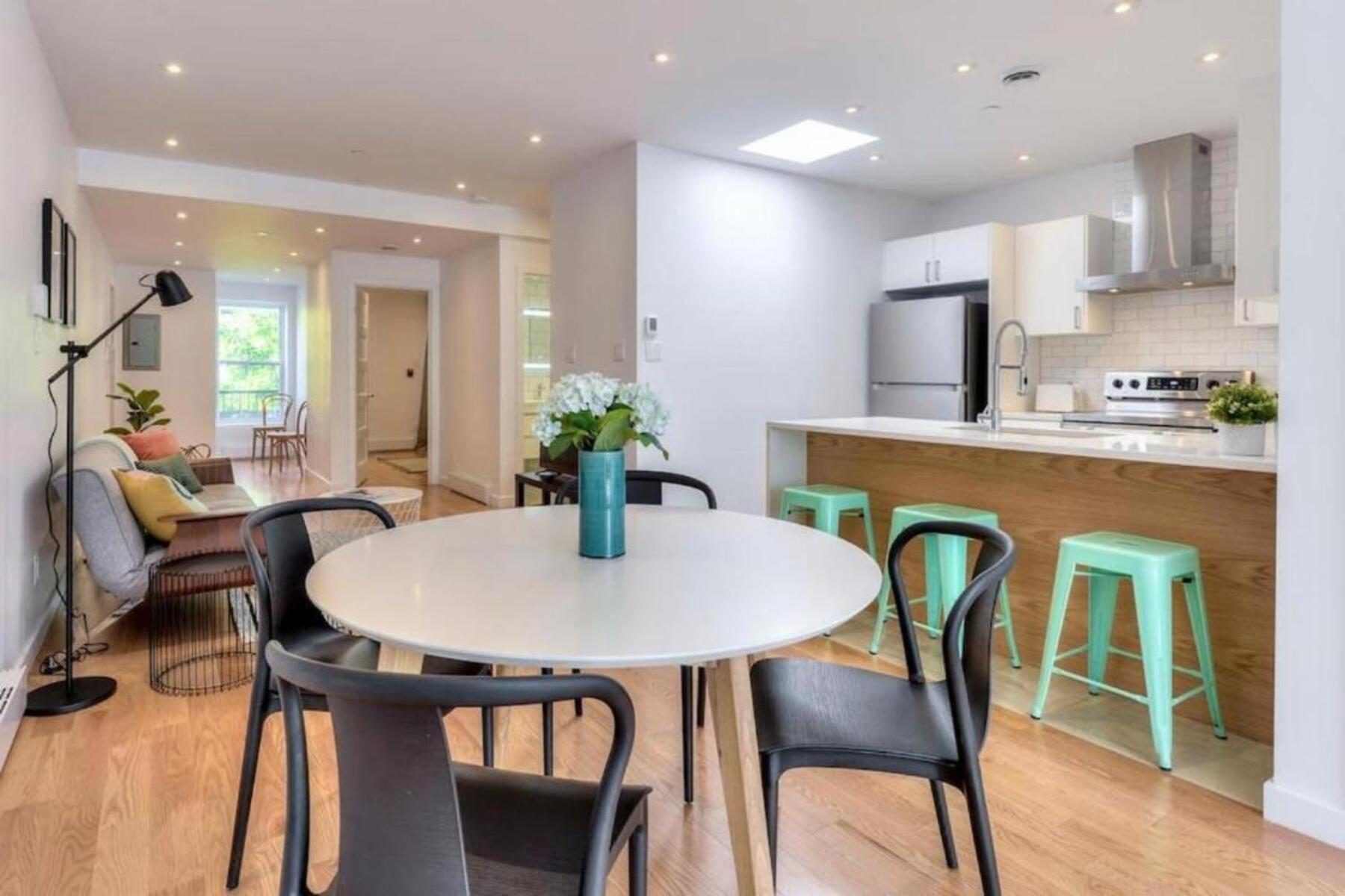 Spacious Group Haven Near Trendy St Laurent Apartment *