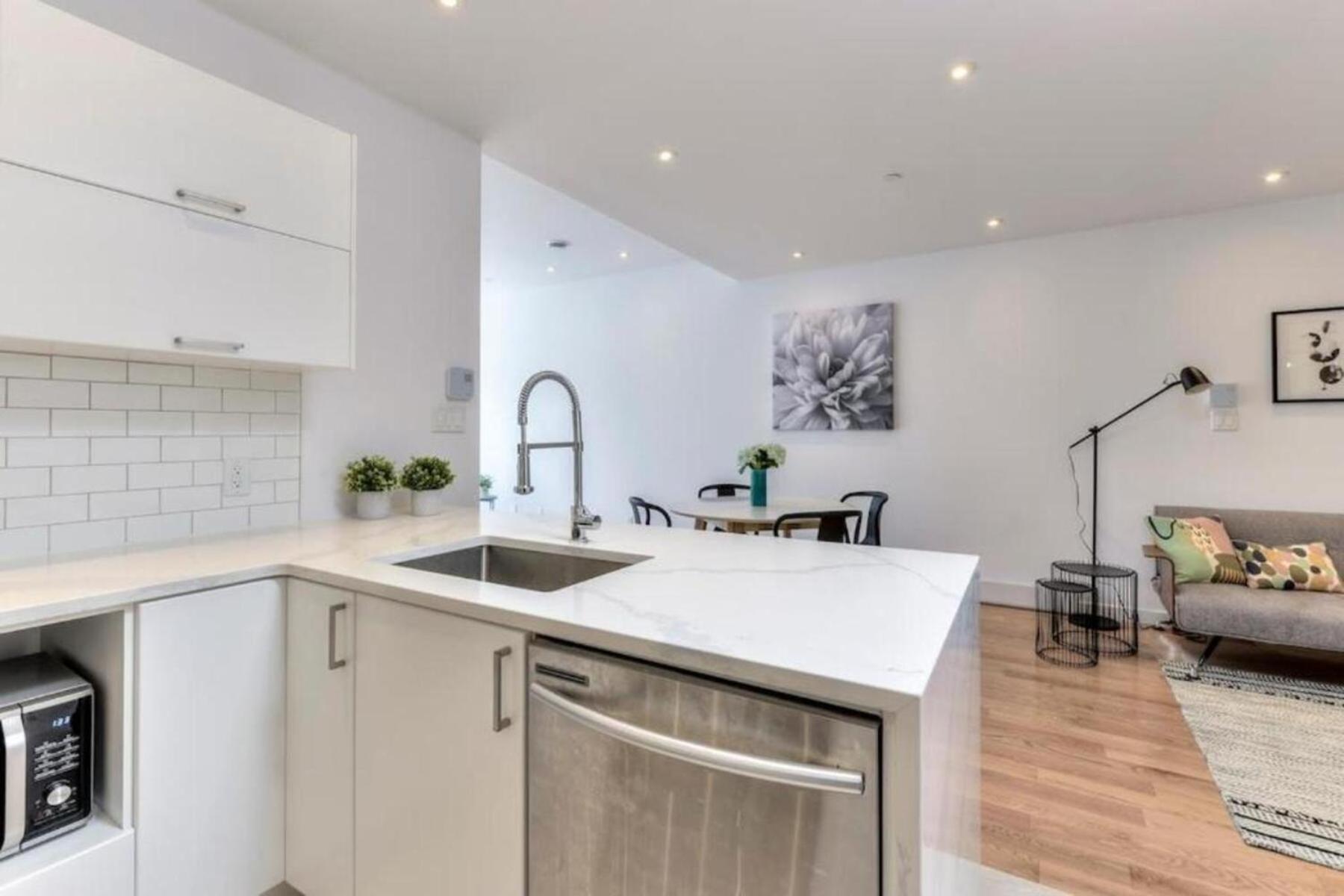 Spacious Group Haven Near Trendy St Laurent Montreal