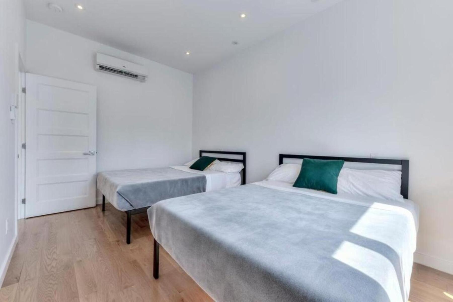Spacious Group Haven Near Trendy St Laurent Apartment