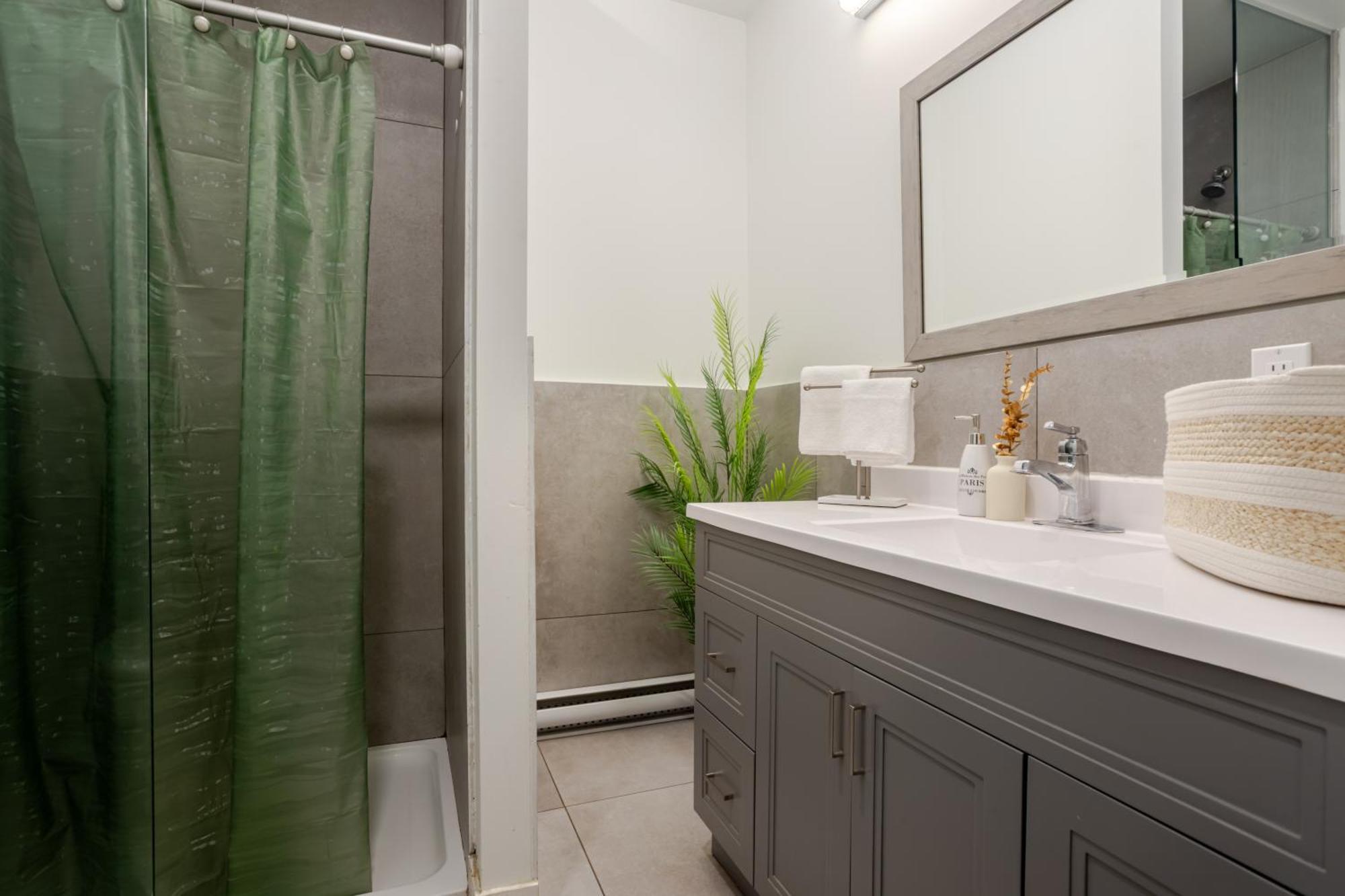 Apartment Snug On Bishop Dt Mtl Zw5 *