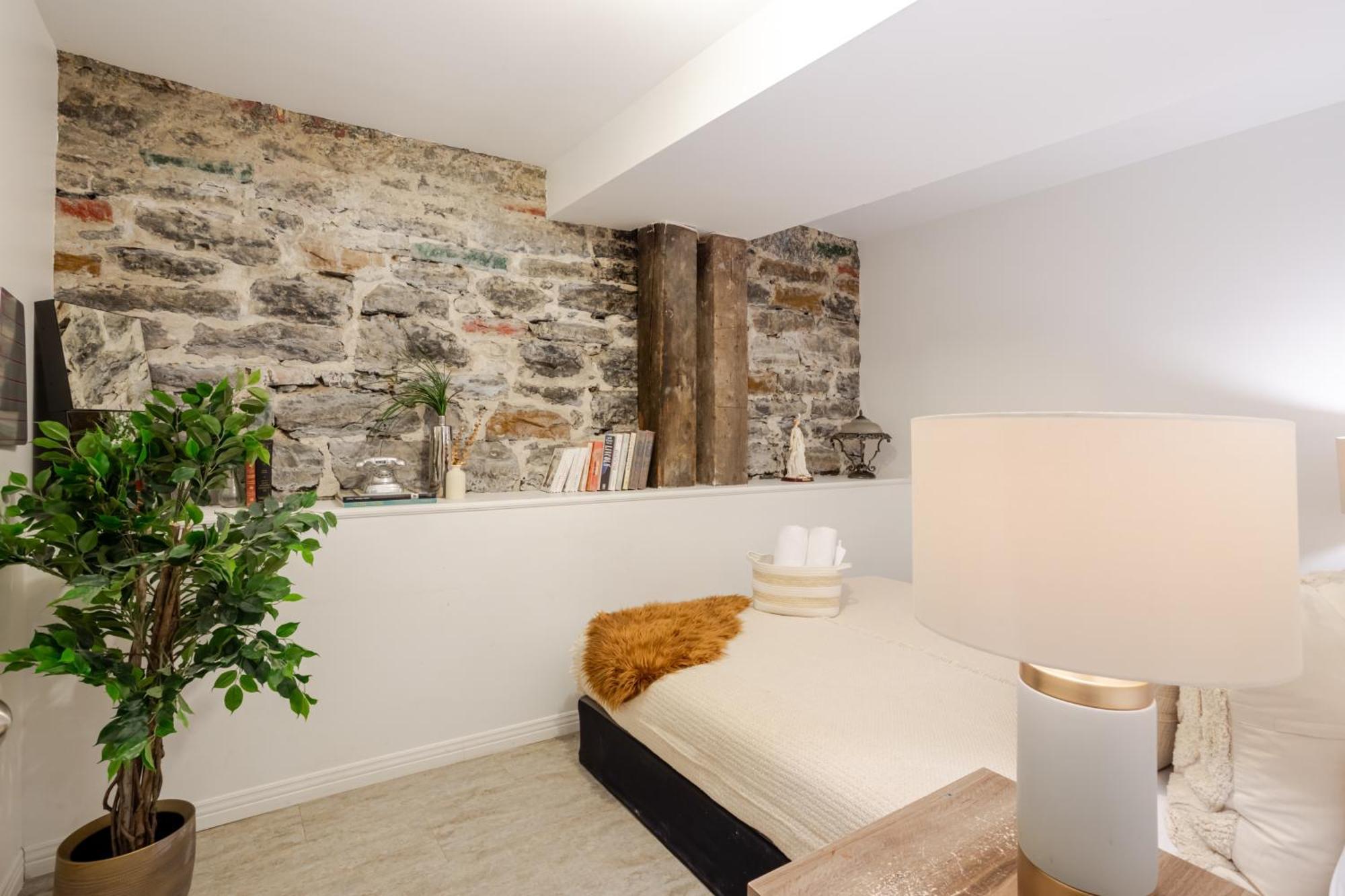 Majestic In Downtown Griffintown Zf7