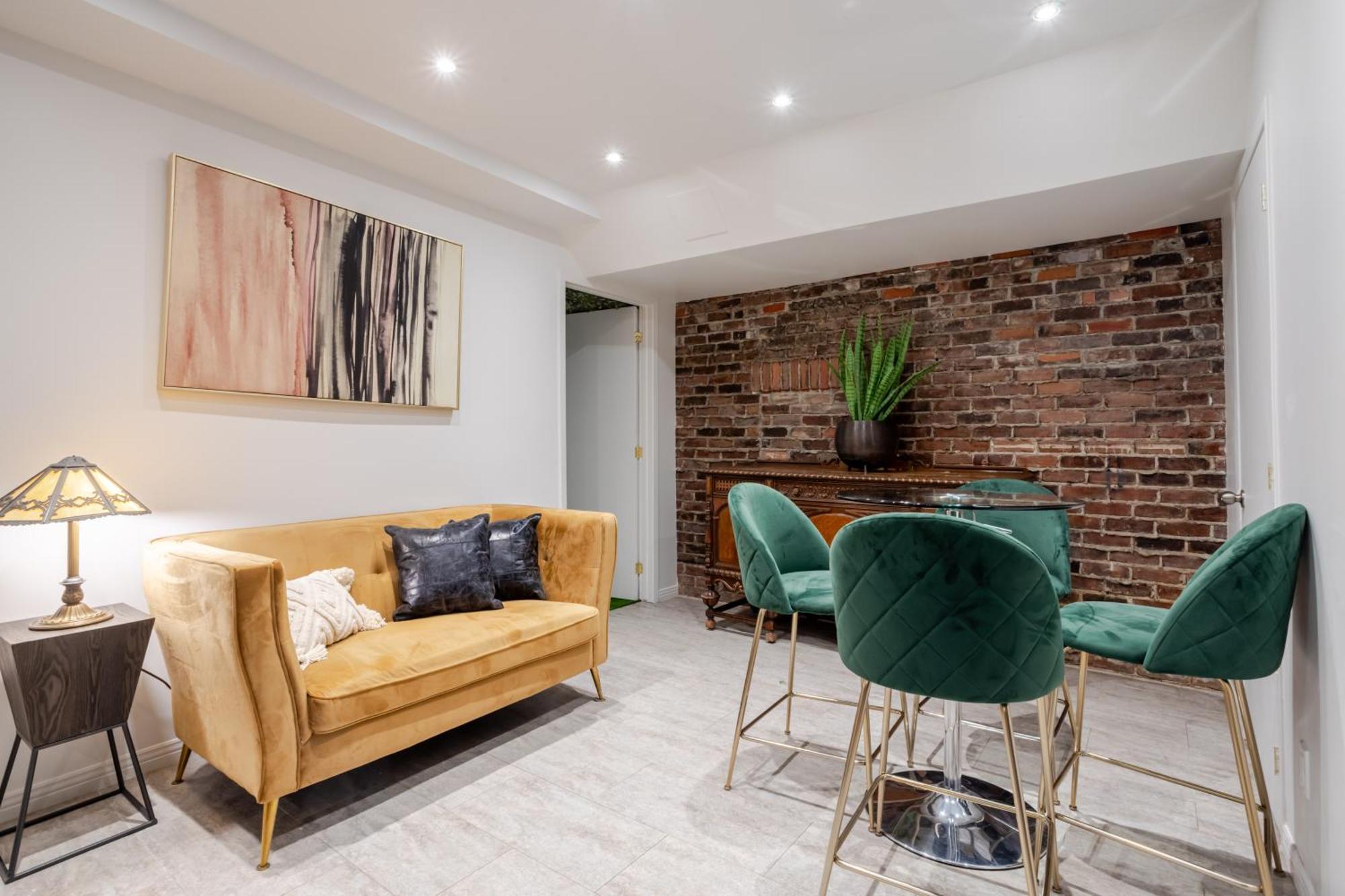 Majestic In Downtown Griffintown Zf7 *