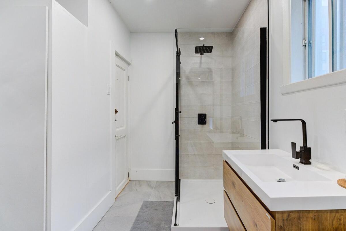 Spacious 3 Bedrooms In Dt Apartment Montreal