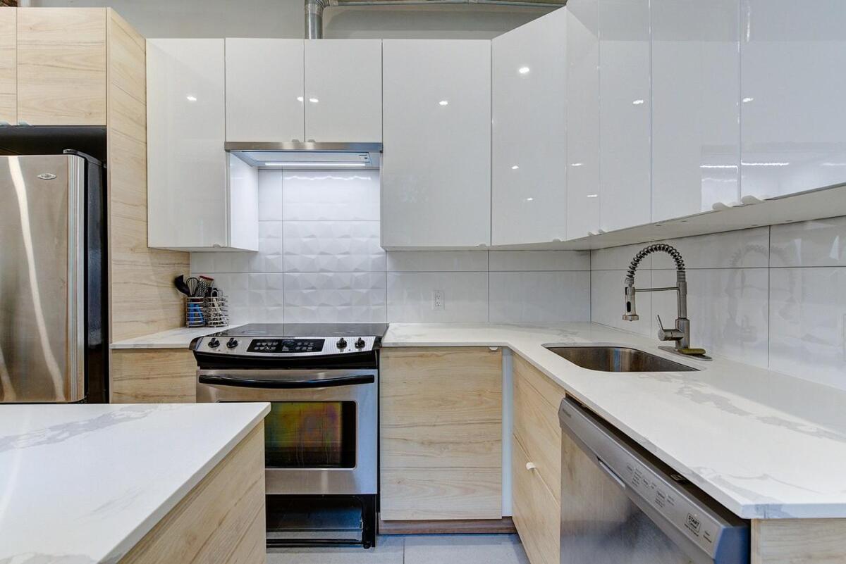Spacious 3 Bedrooms In Dt Apartment Montreal